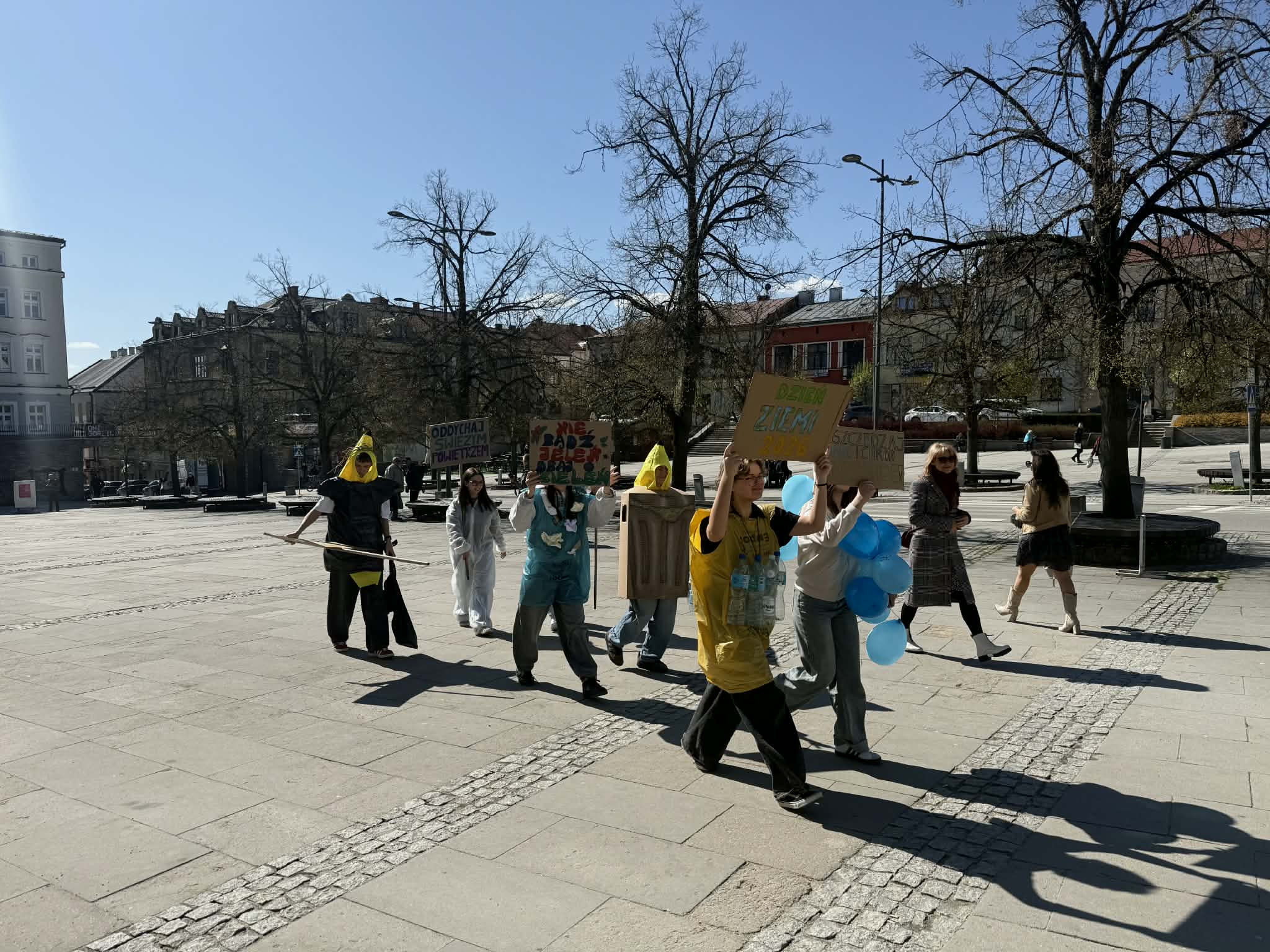 Młodzież z I LO podczas happeningu na Rynku