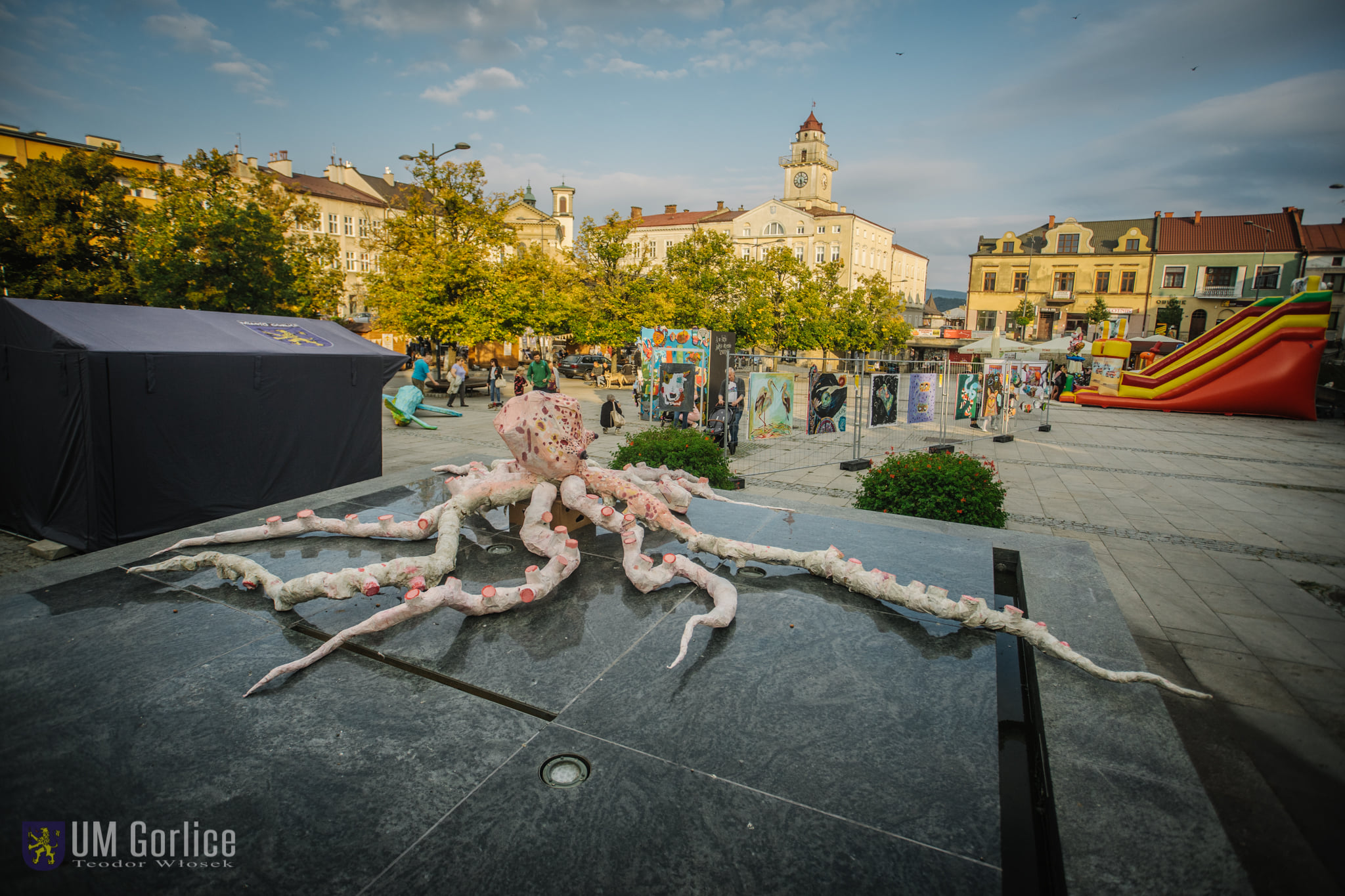 Rynek i wystawa pt. Uciekinierzy