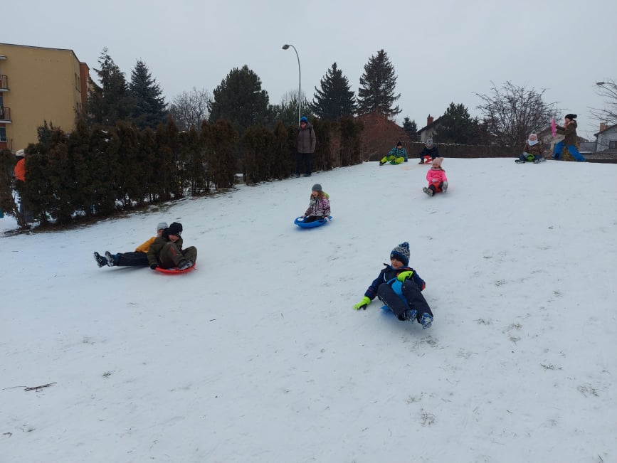 Dzieci uczestniczą w feriach zimowych.