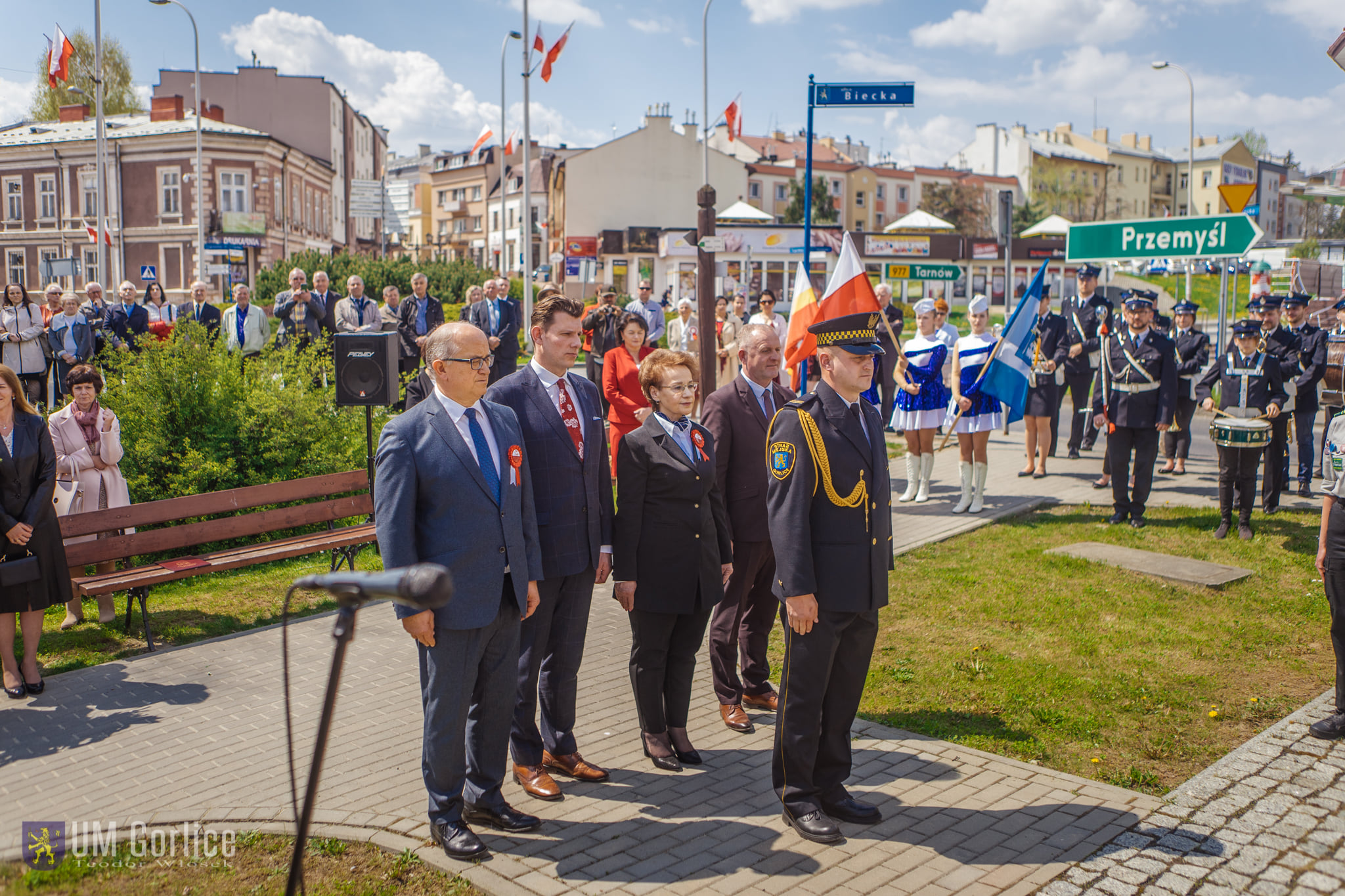 Złozenie wiązanki przez przedstawicieli władz samorządowych ziemi gorlickiej pod Pomnikiem Niepodległości z okazji Święta Konstuytucji 3 Maja