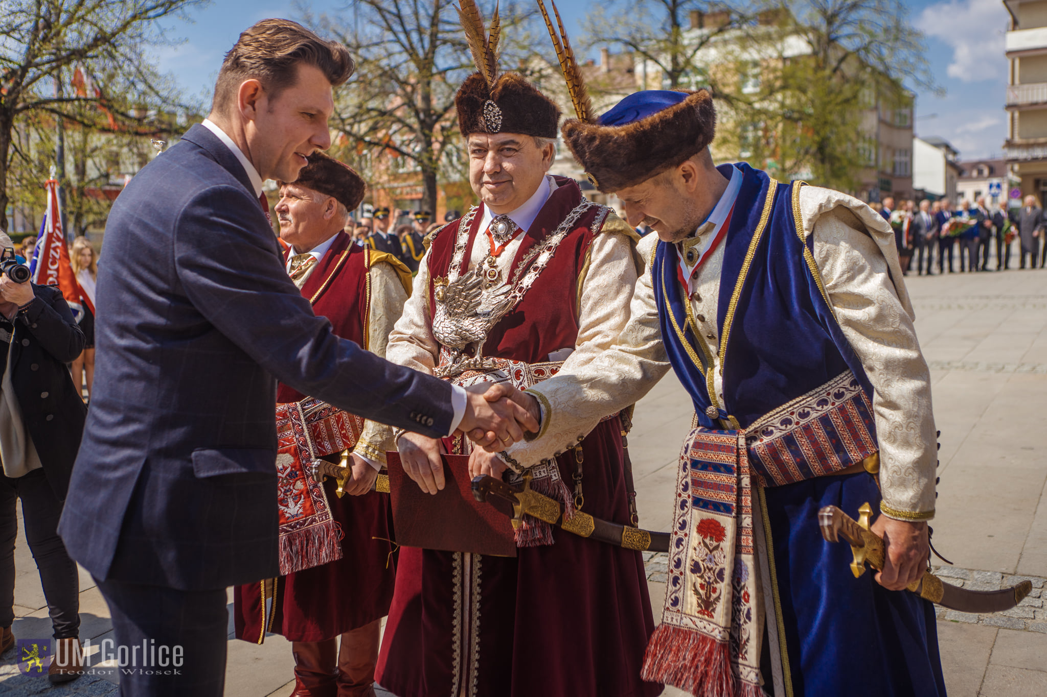 Przekazanie insygniów władzy nowemu Królowi Kurkowemu