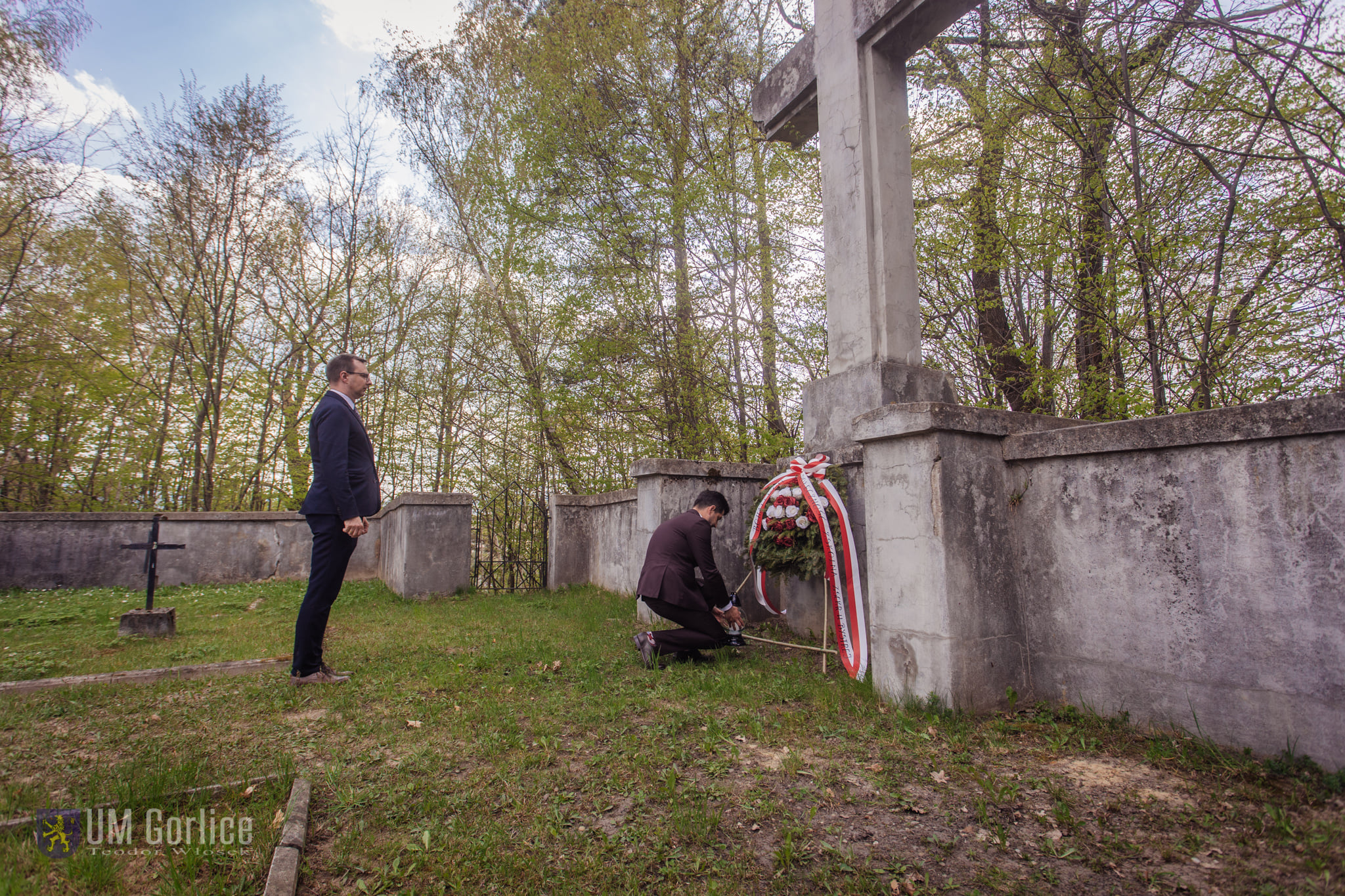 Zapalenie zniczy na cmentarzu wojennym w Sokole