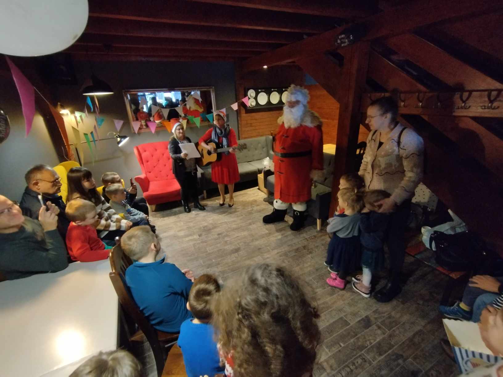 Występ dzieci członków Klubu Abstynenta EGIDA, podczas spotkania z Mikołajem w Kinie Kolory