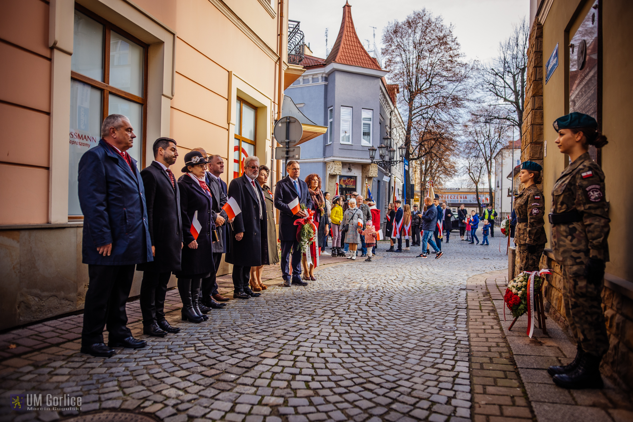 Złożenie symbolicznego wieńca pod tablicą upamiętniającą Marszałka Józefa Piłsudzskiego