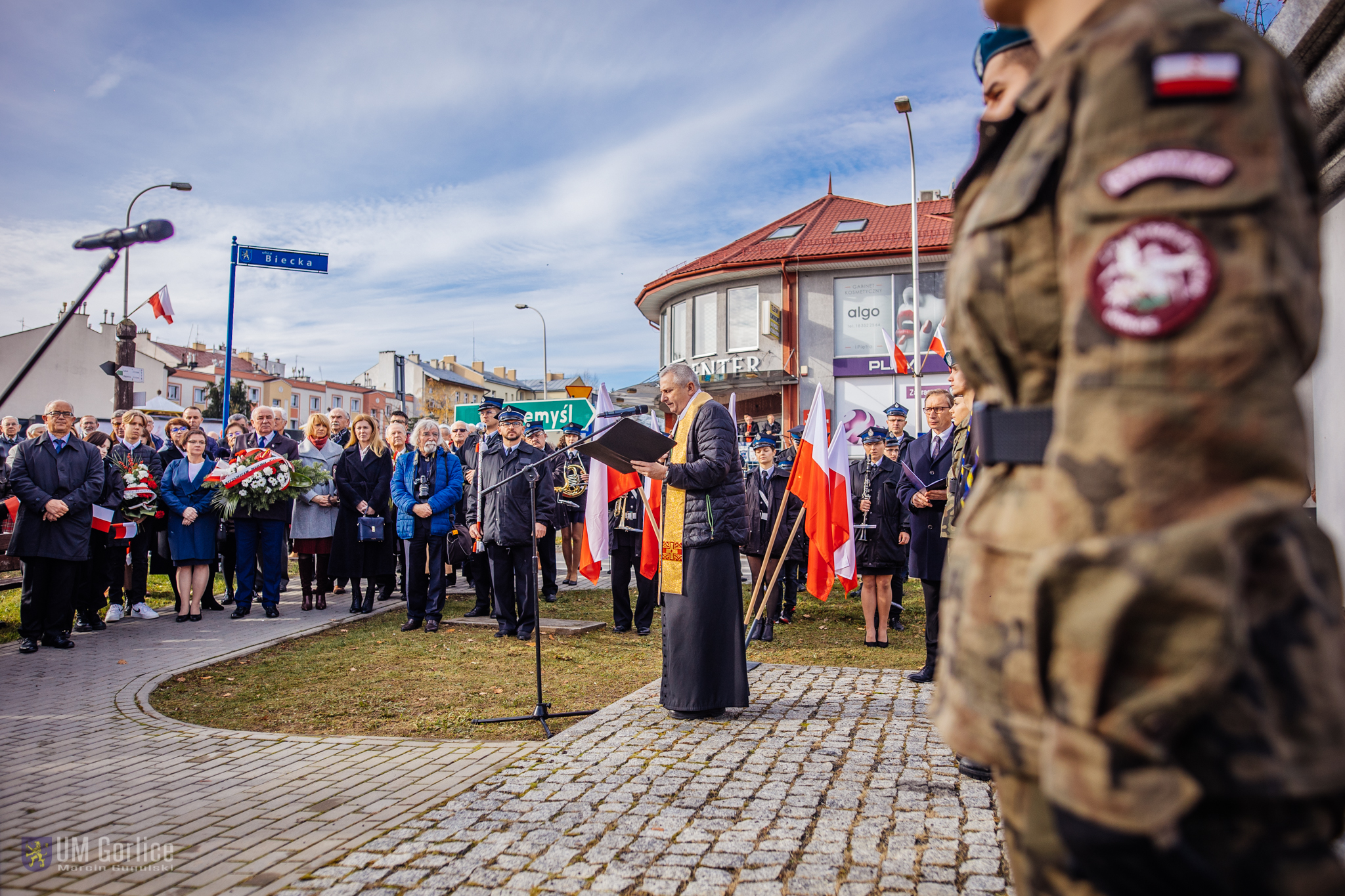 Ksiądz Dziekan Stanisław Ruszel prowadzący modlitwę pod Pomnikiem Niepodległości na ochodach 11 Listopada