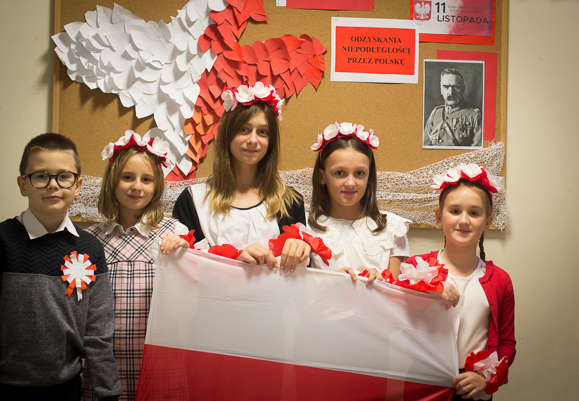 Podpieczni Towarzystwa Przyjaciół Dzieci w Gorlicach podczas obchodów Narodowego Święta Niepodległości w Placówce Wsparcia Dziennego