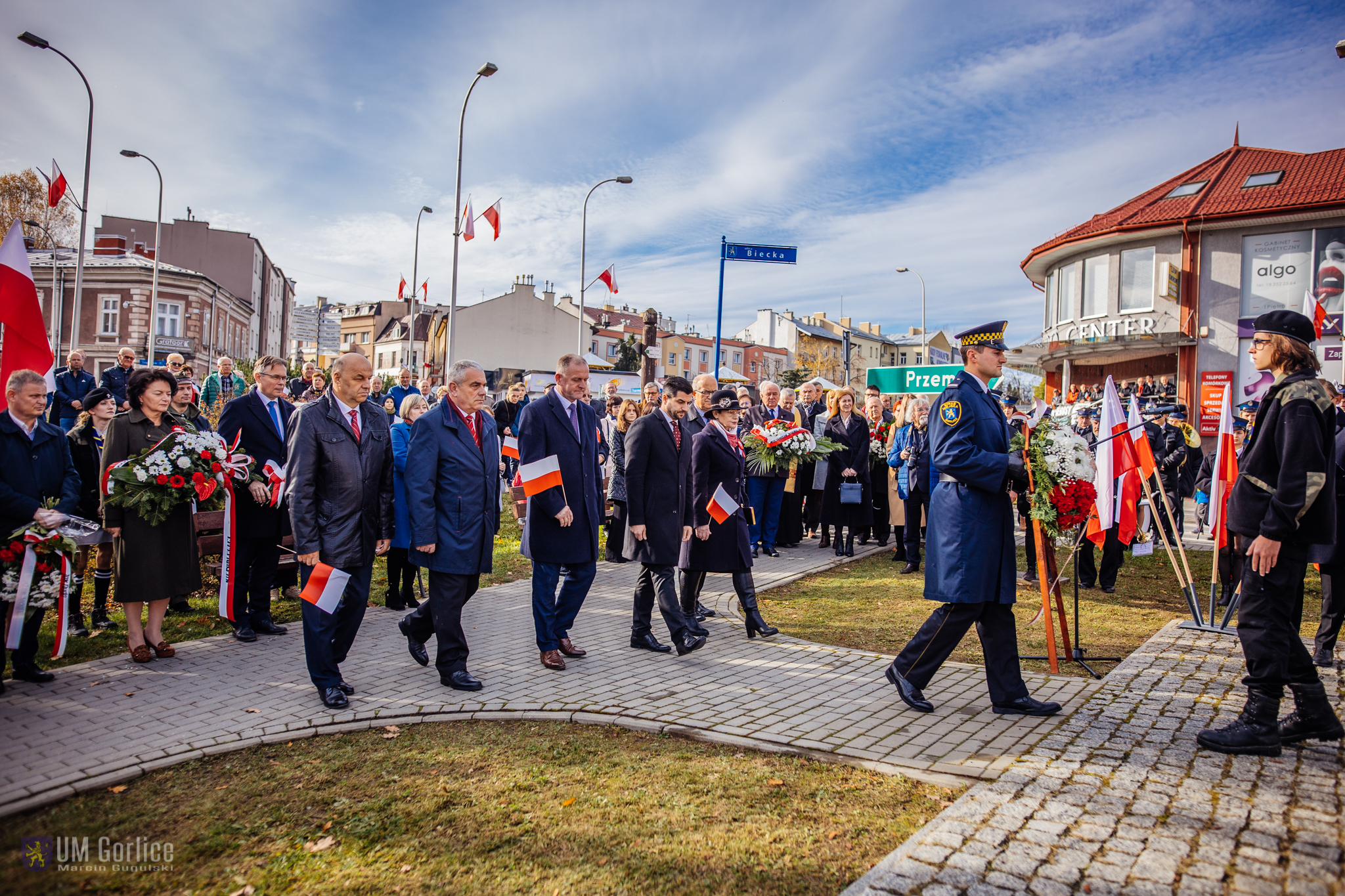 Przedsatwiciele władz samorządowych ziemi gorlickiej - Starosta Maria Gubała, Zastępca Burmistrza Łukasz Bałąjewicz, Wójt Gminy Jan Przybylski, Przewodniczący Rady Powiatu Witold Kochan, Przewodniczący Rady Maista robert Ryndak, Przewodniczący Rad Gminy Mieczysław Skowron, podczas składania okolicznościowej wiązanki