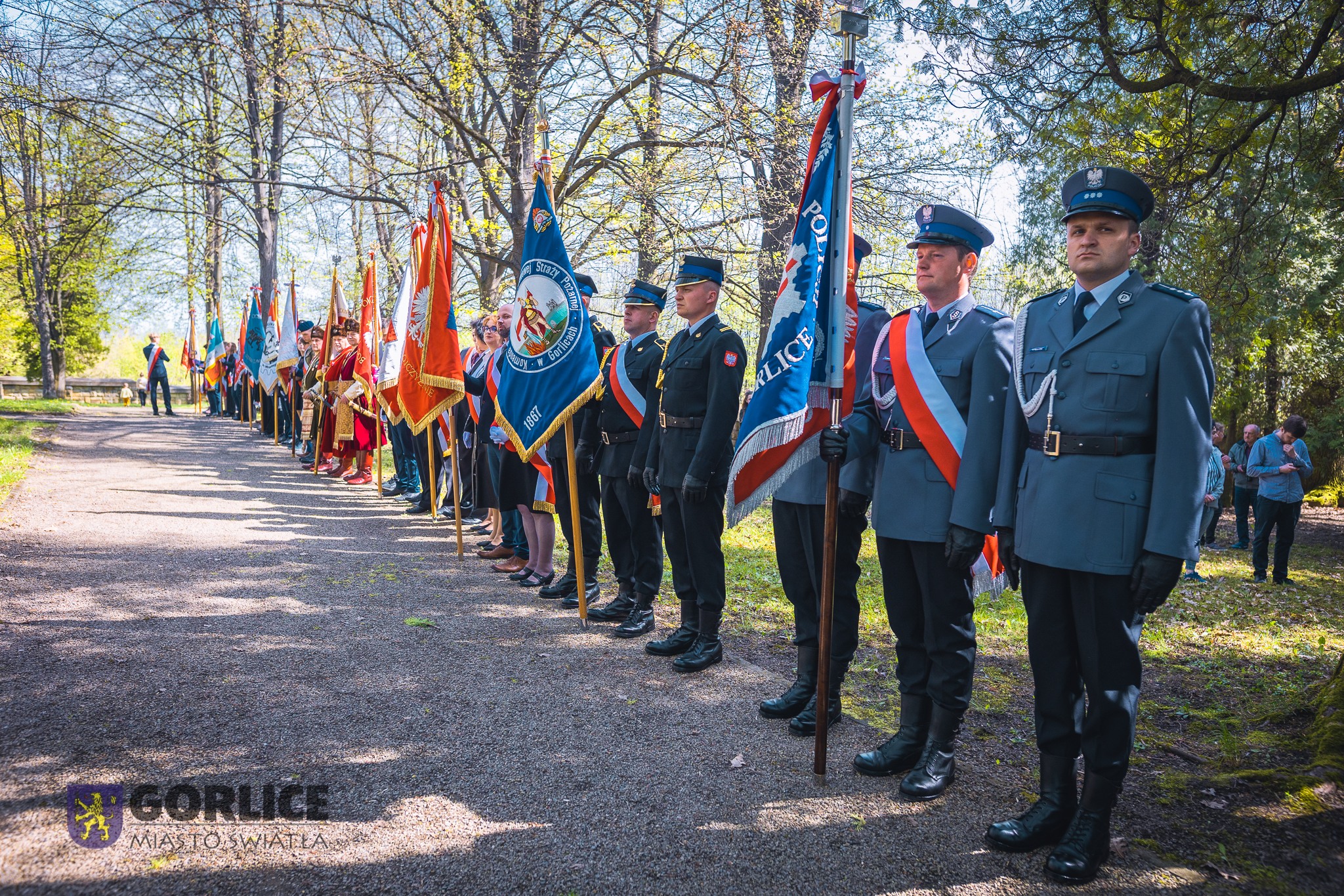 Poczty sztandarowe na Cmentarzu nr 91 podczas obchodów 108. rocznicy Bitwy pod Gorlicami