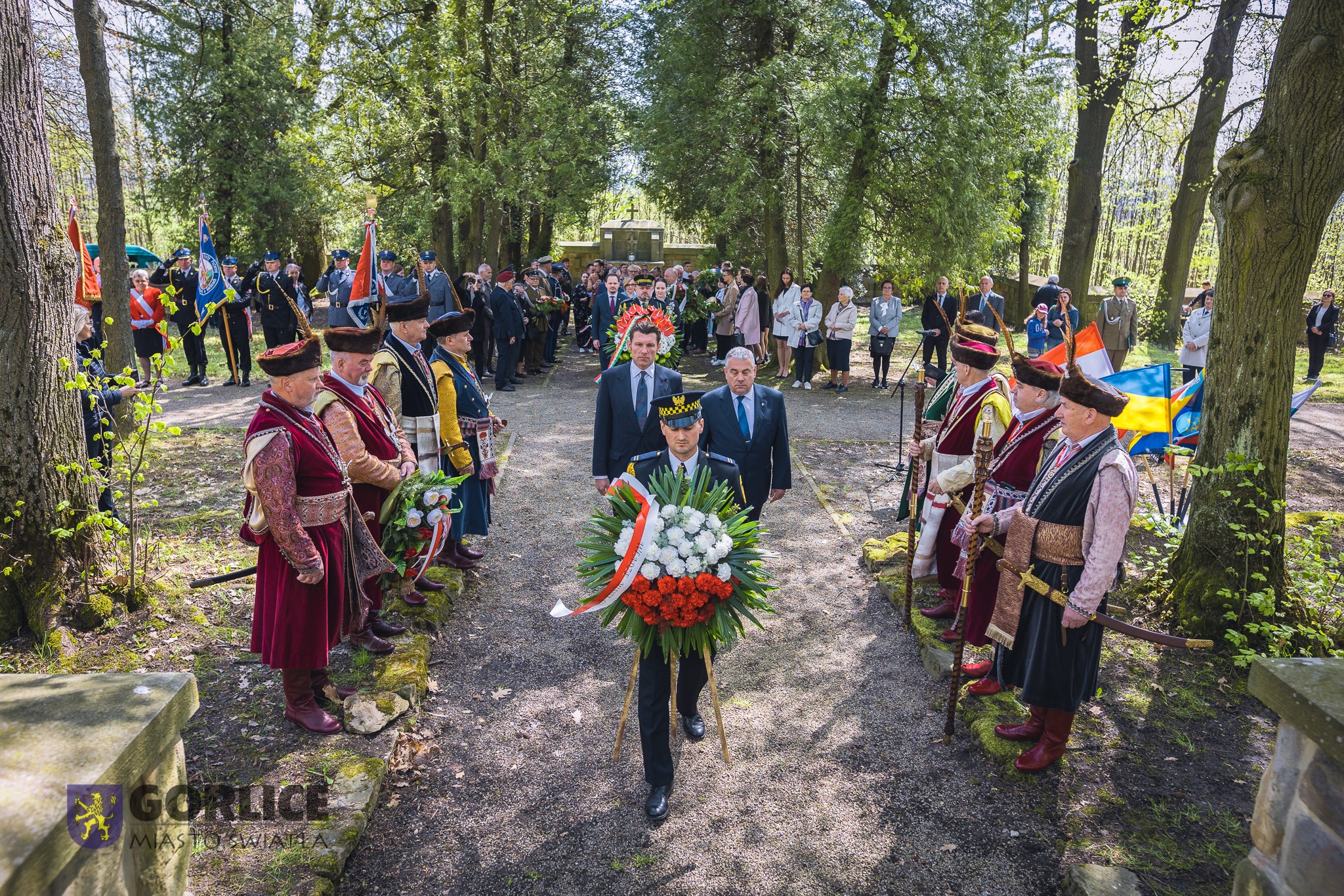 Burmistrz Rafał Kukla i Przewodniczący Rady Miasta Gorlice podczas składania wieńca na obchodach 108. rocznicy Bitwy pod Gorlicami