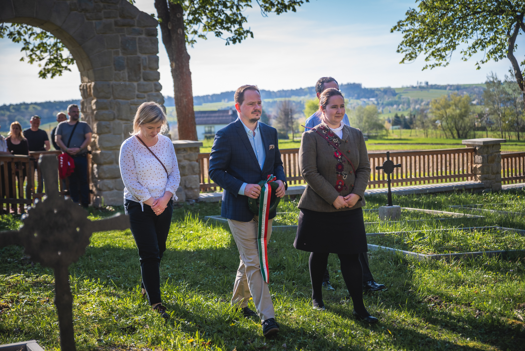 Ambasador węgier oraz Konsl Wegier składają wieniec 