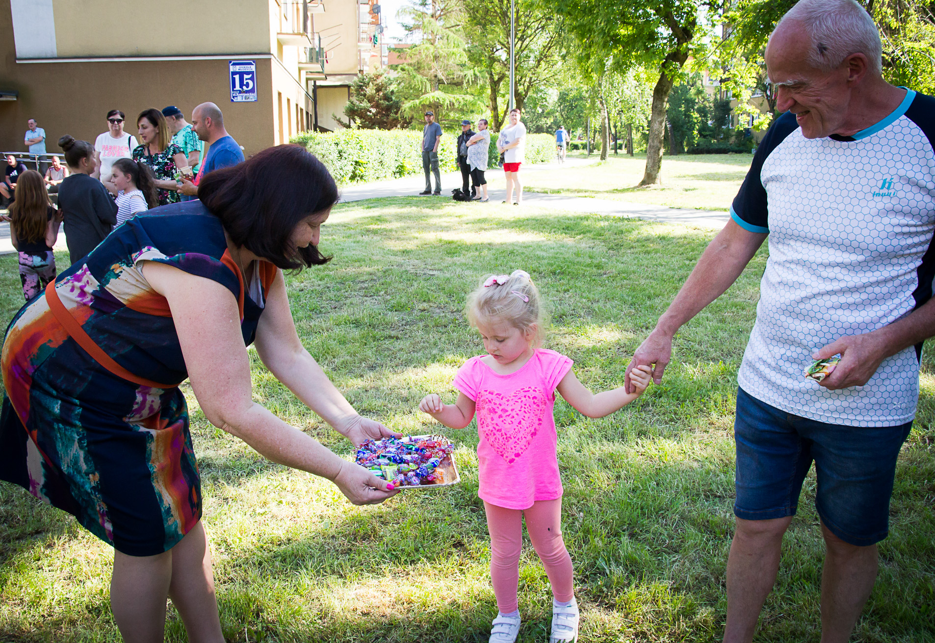 Przewodnicząca Osiedla nr 5 rozdająca przekąski dzieciom