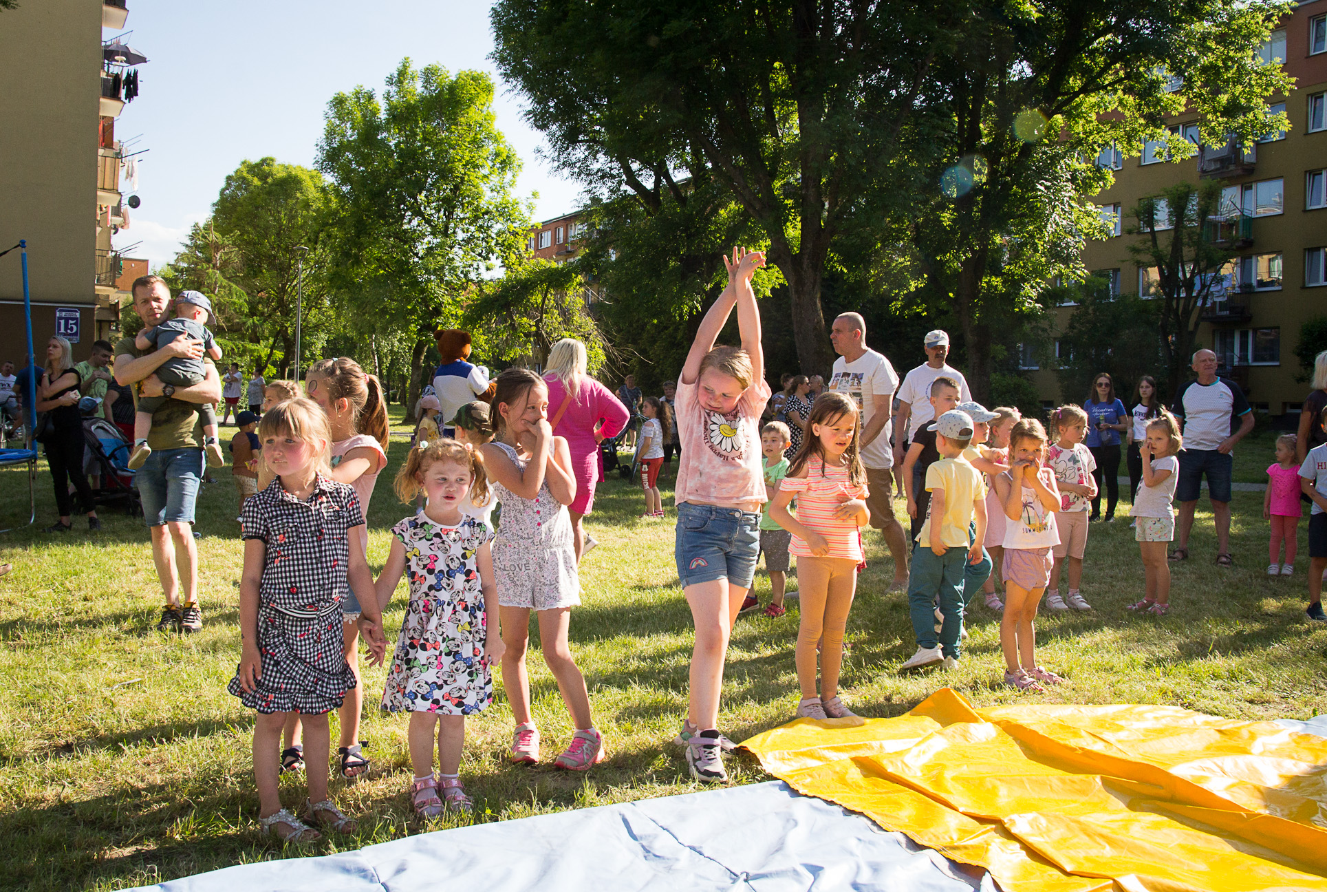 Dzieci podczas zabawy na pikniku z okazji Dnia Dziecka na Osiedlu Mlodych