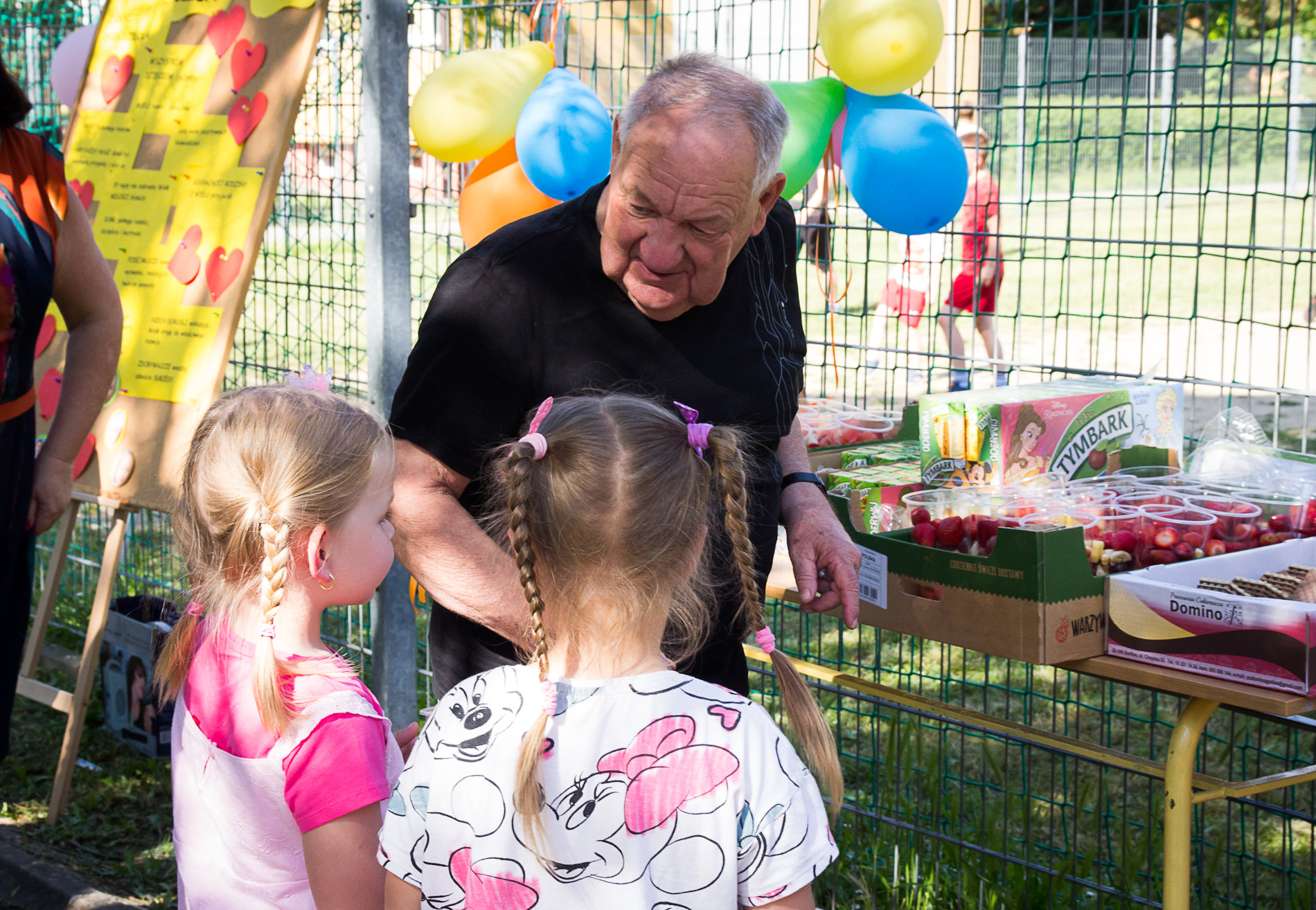 Dzieci podczas zabawy na pikniku z okazji Dnia Dziecka na Osiedlu Mlodych