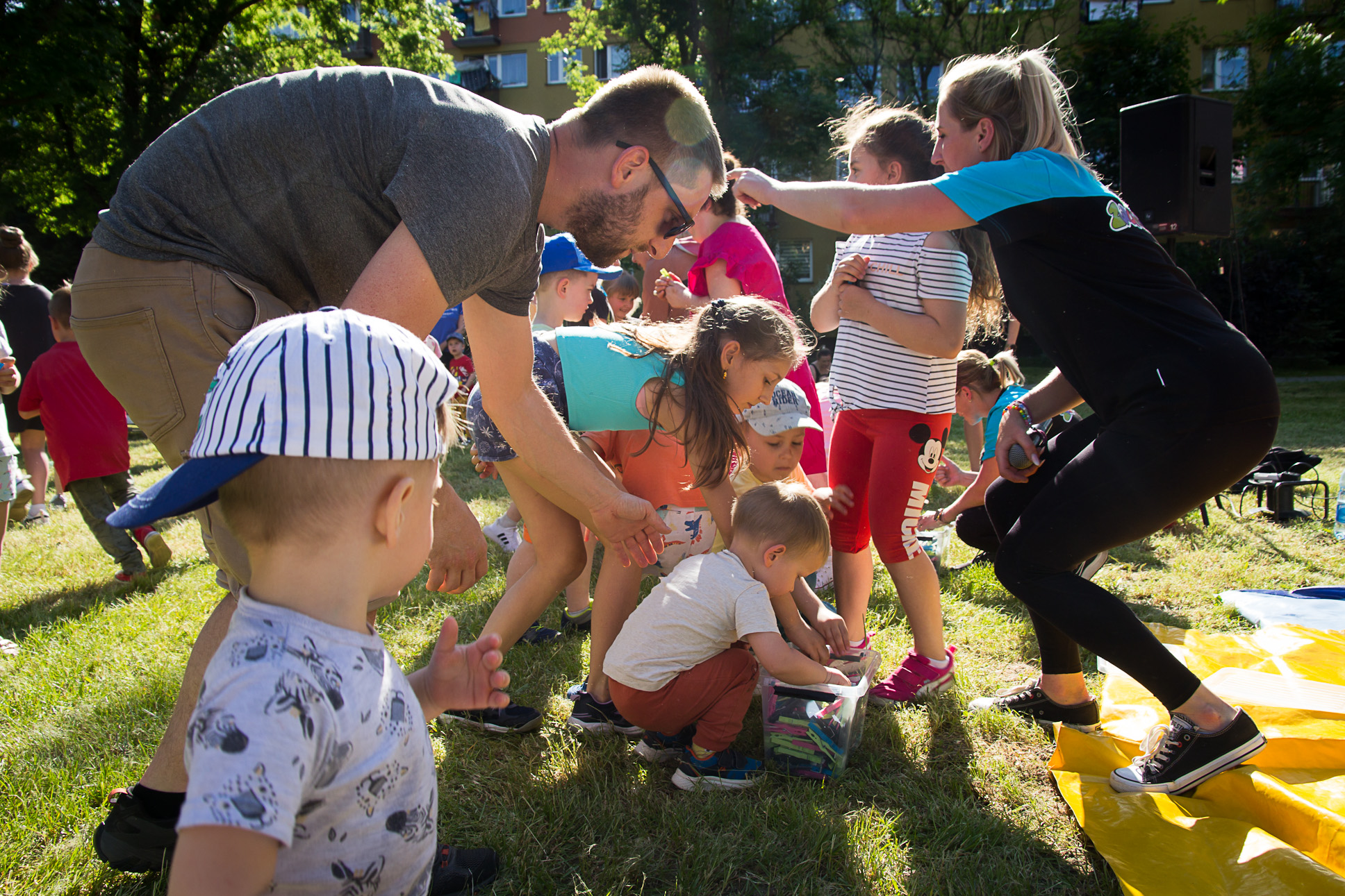 Dzieci podczas zabawy na pikniku z okazji Dnia Dziecka na Osiedlu Mlodych