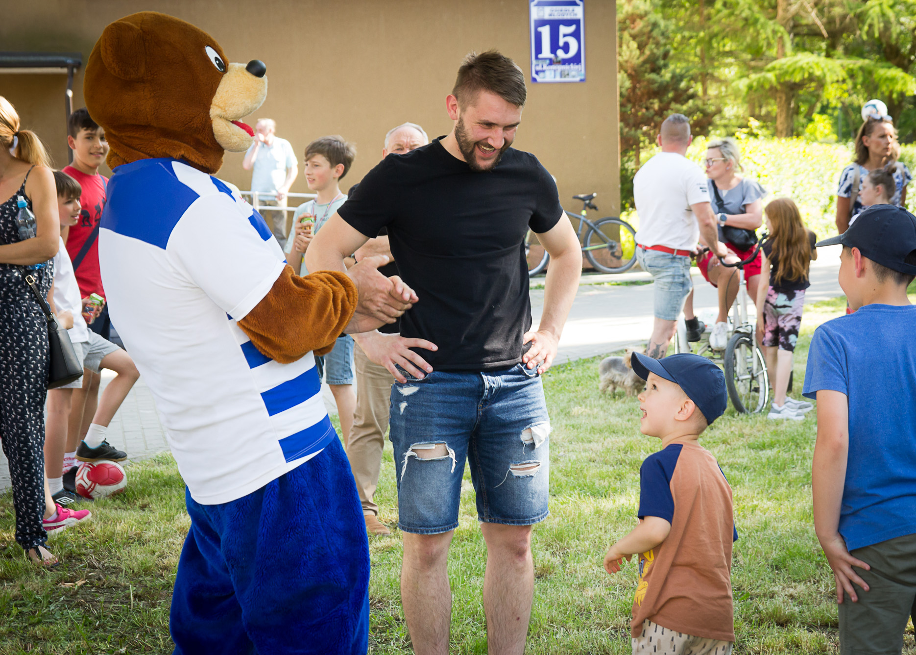 Dzieci podczas zabawy na pikniku z okazji Dnia Dziecka na Osiedlu Mlodych