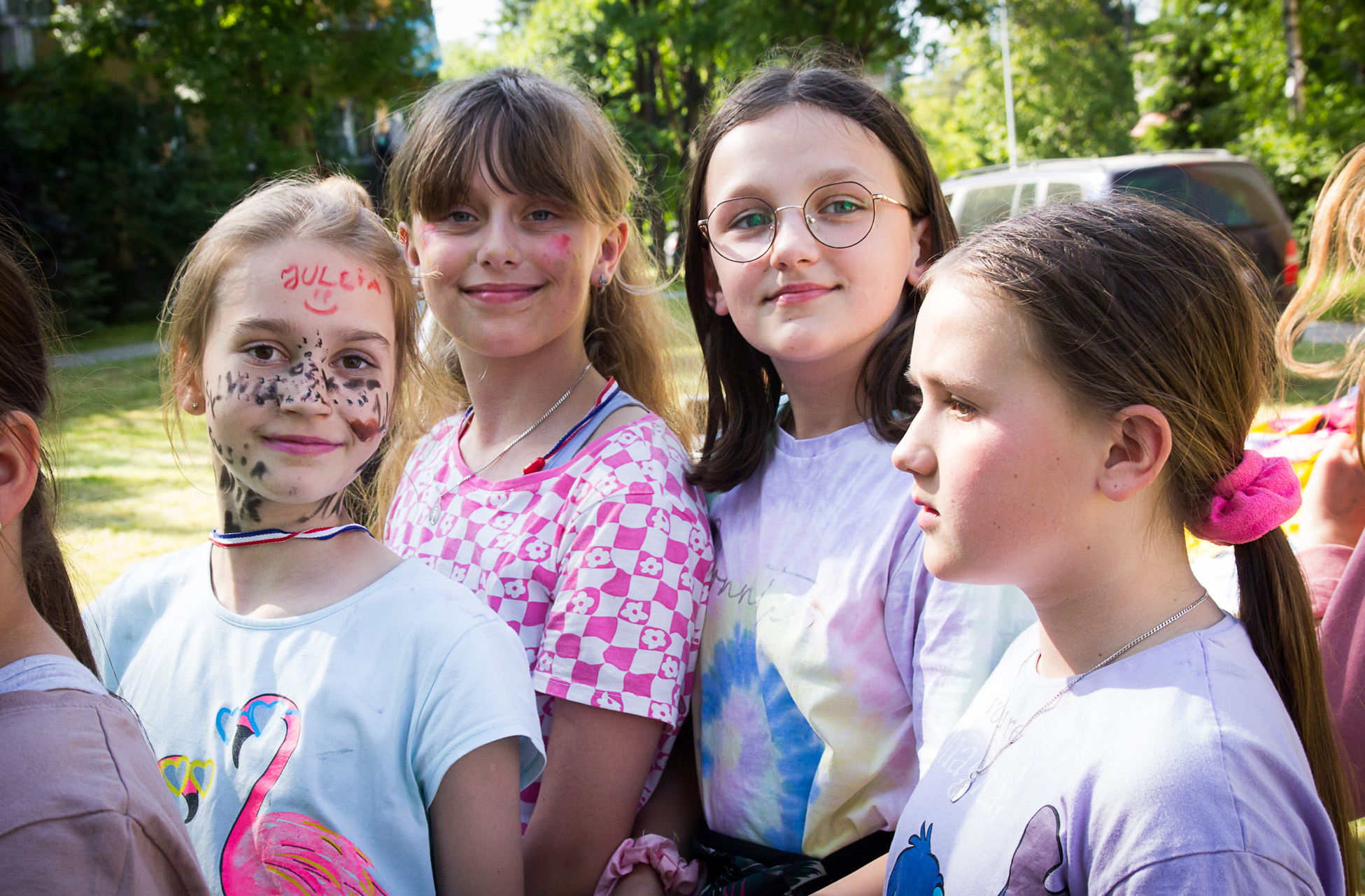 Dzieci podczas zabawy na pikniku z okazji Dnia Dziecka na Osiedlu Mlodych