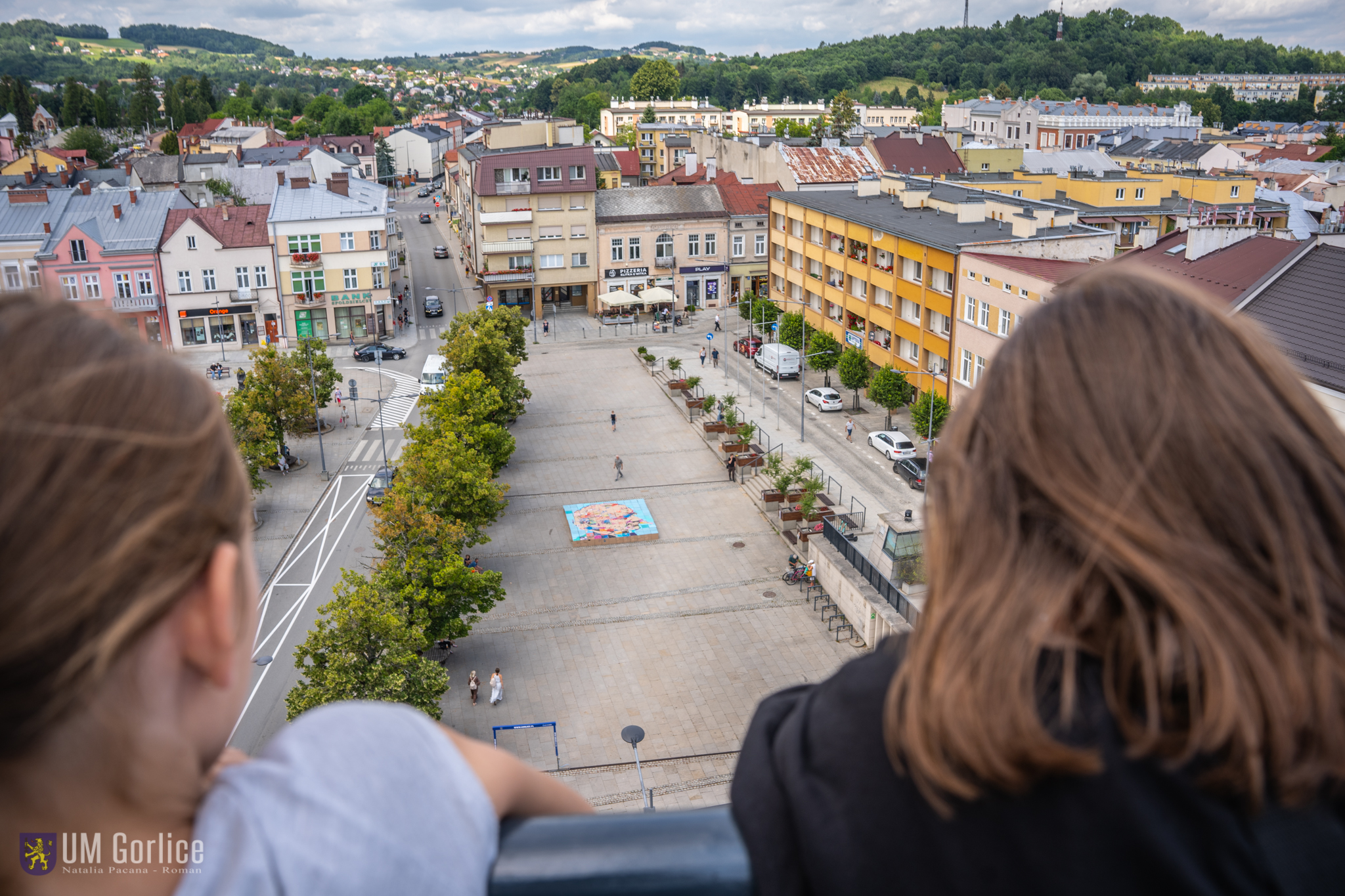 Dzieci spogladajace z wiezy ratusza na gorlicki Rynek, gdzie z kartonów ułozony został portret Wincentego Pola