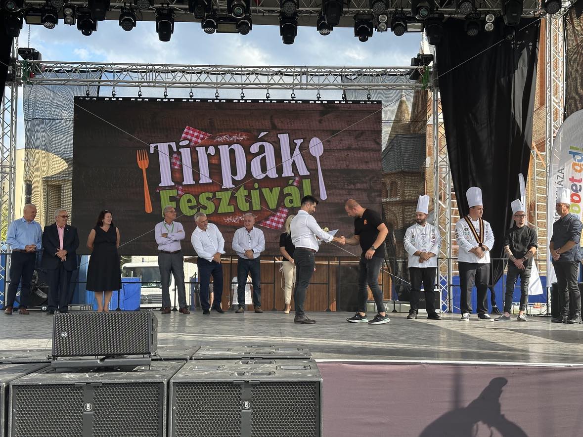 Zastęcoa Burmistrza Miasta Gorlice wręczający nagrody na Tirpak Festiwalu