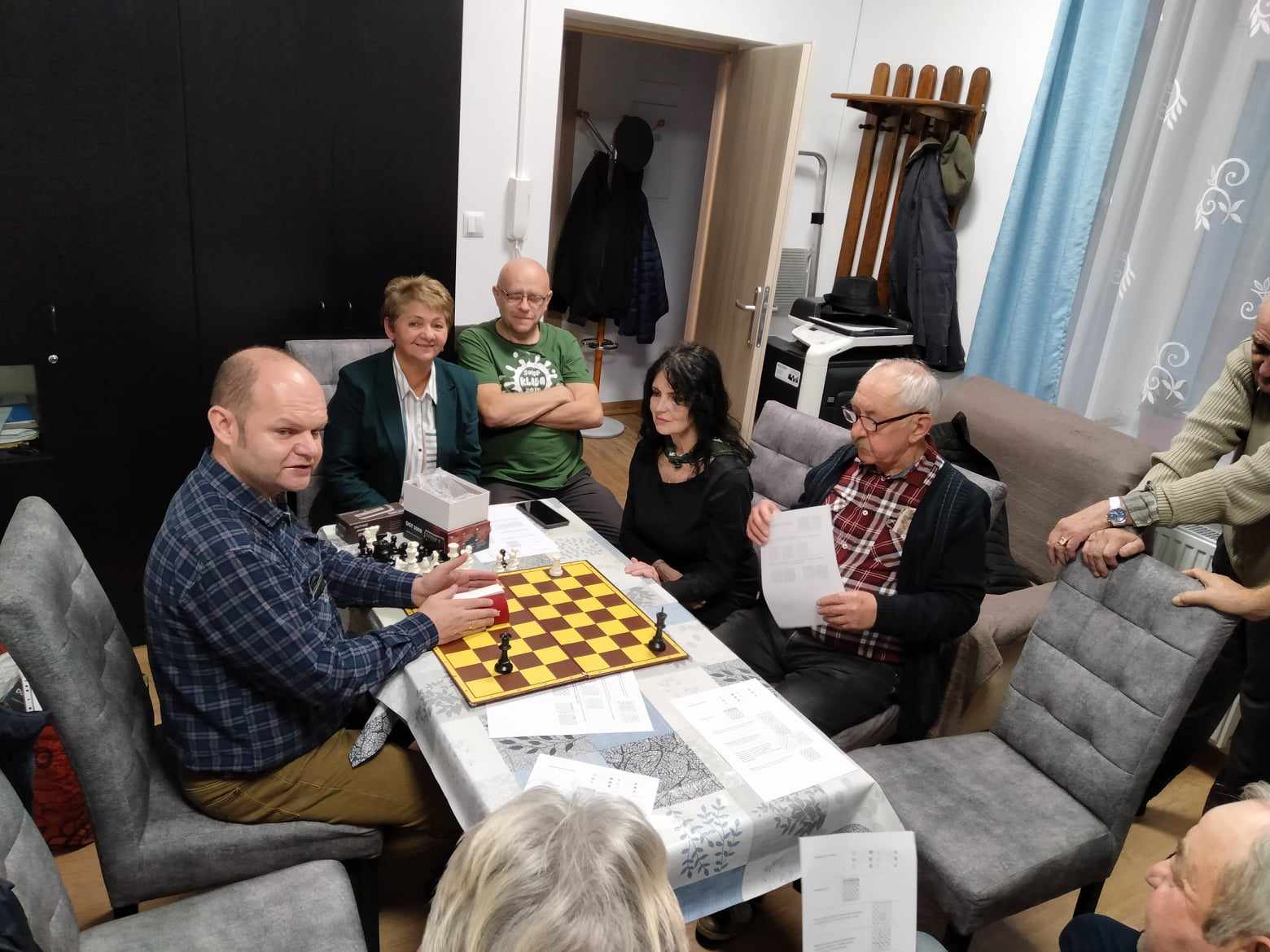 Członkowie Gorlickiego Klubu Abstynenta „Egida” grający w szachy 