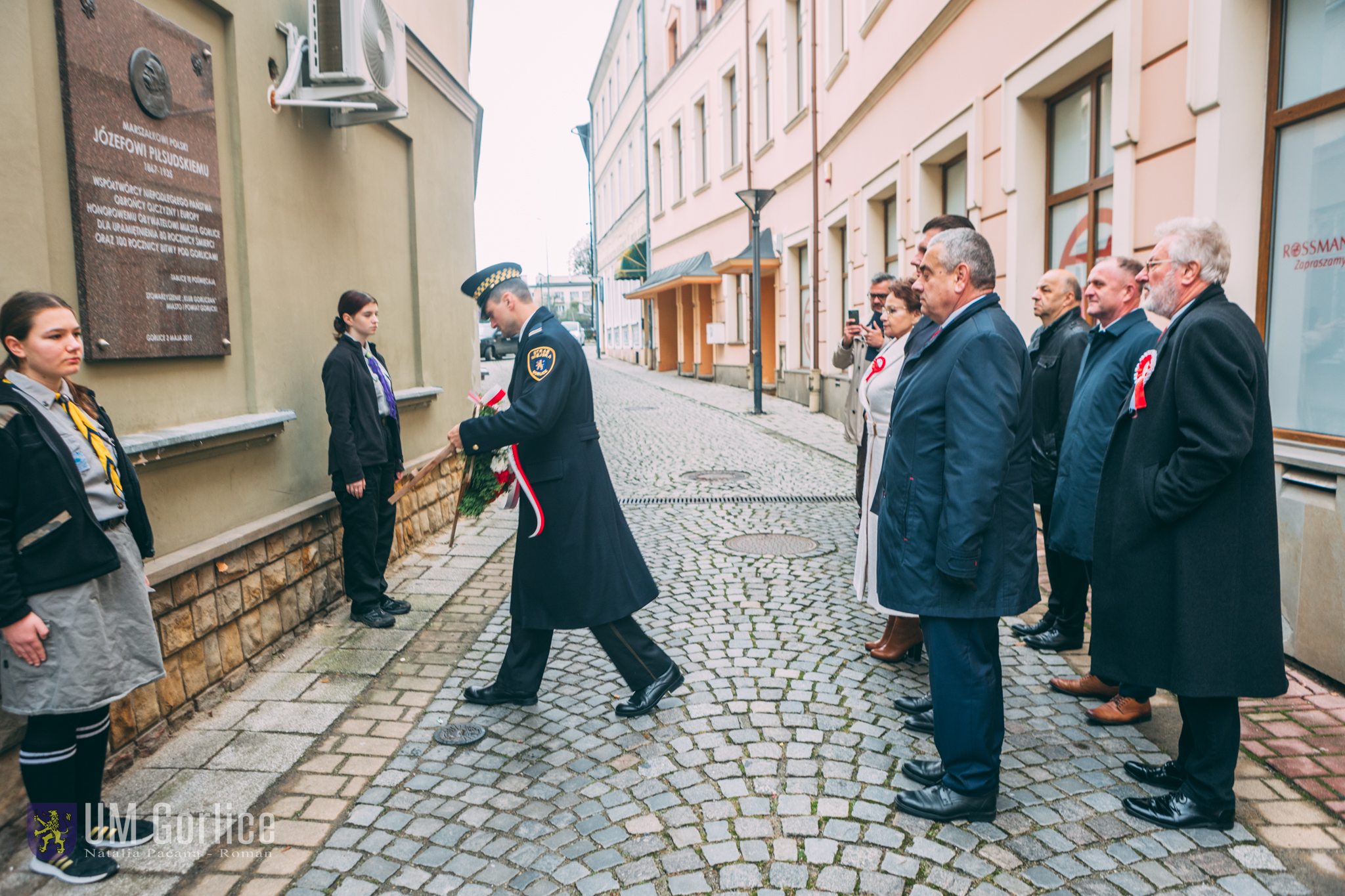 Złożenie kwiatów pod tablicą Piłsudskiego