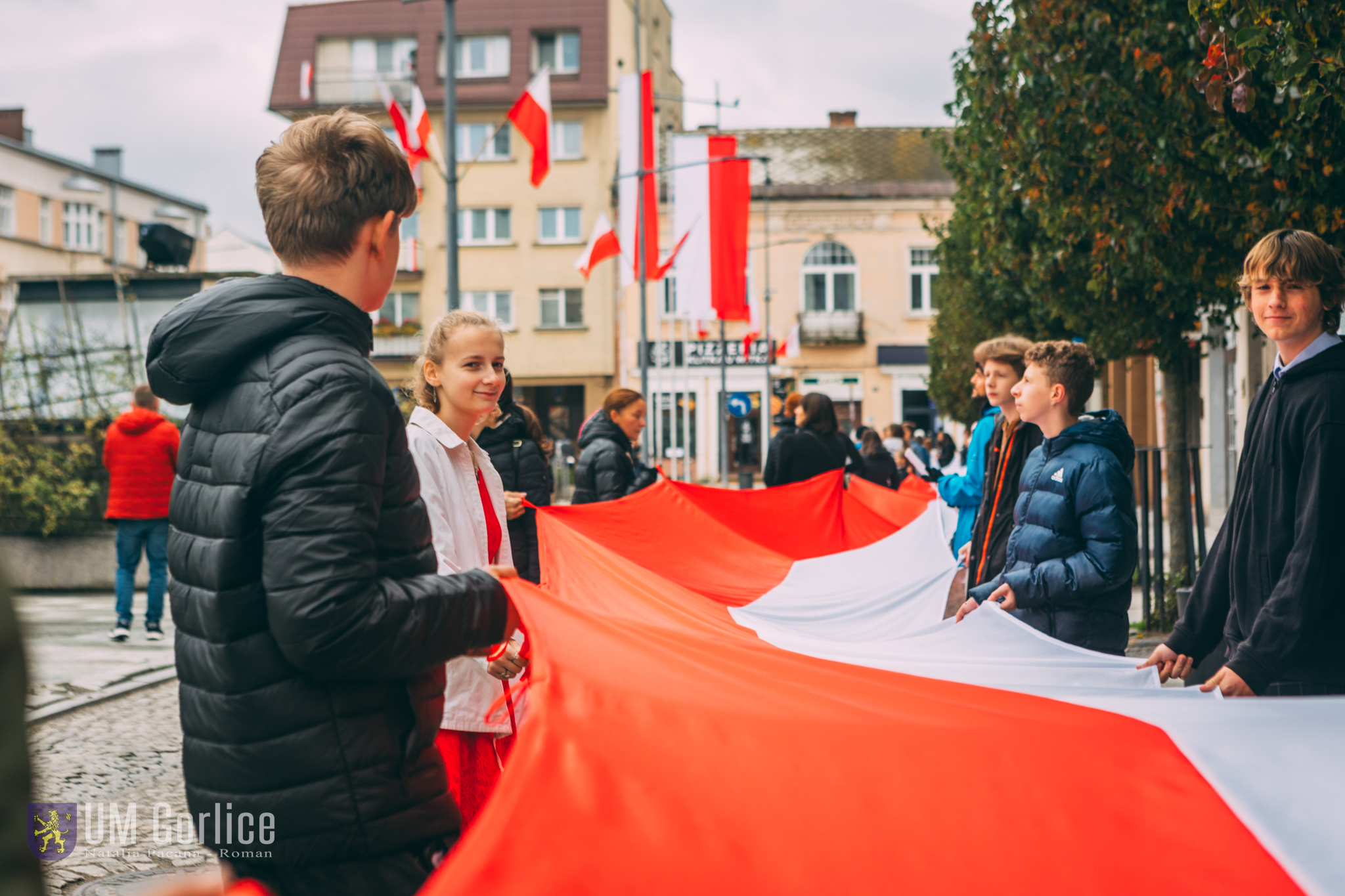 Pochód, a na czele flaga 