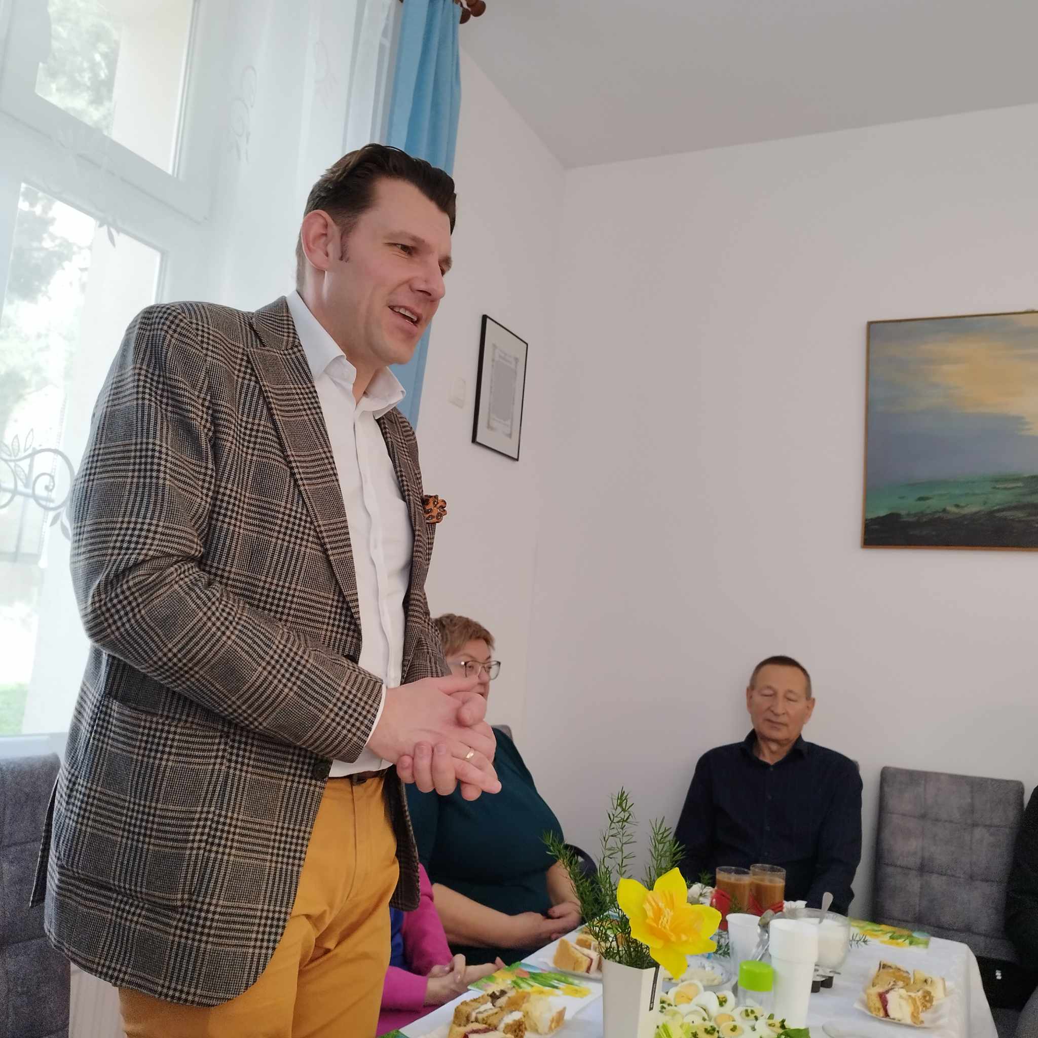 Burmistrz Rafał Kukla na spotkaniu wielkanocnym w Klubie Abstynenta Egida