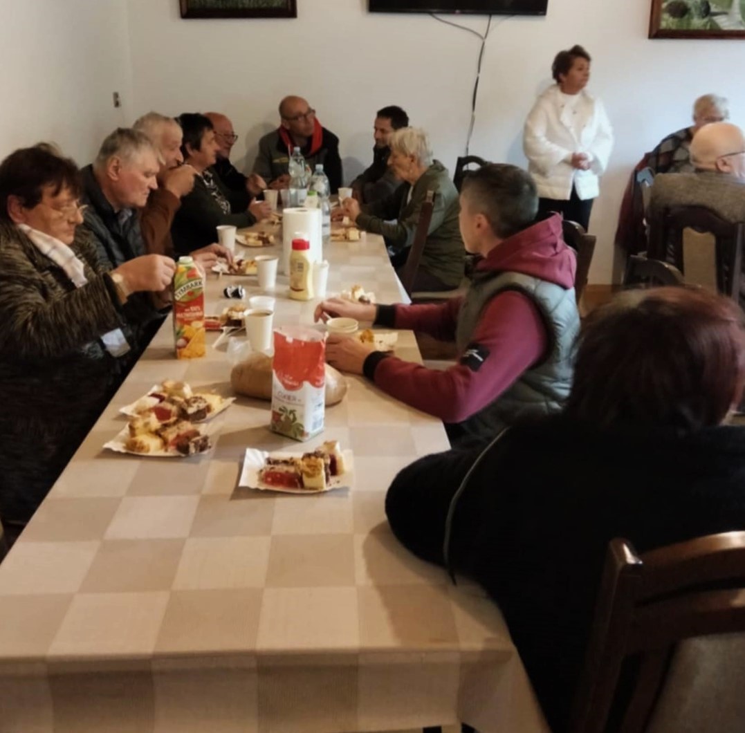 Uczestnicy integracyjnego pikniku rodzinnego „Pożegnanie Lata” podczas posiłku