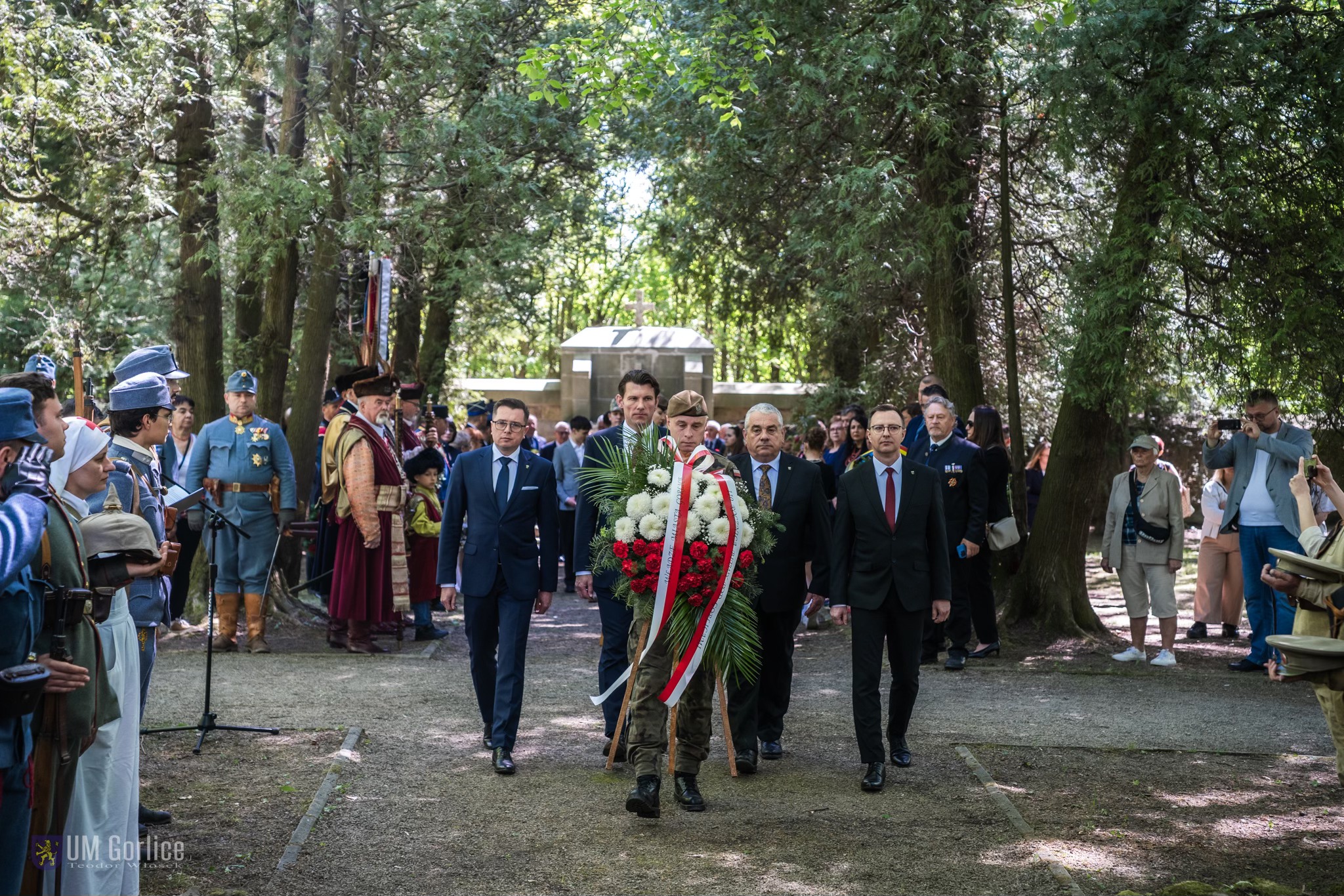 władze Miasta Gorlice podczas składania kwaitów na cmentarzu nr 91