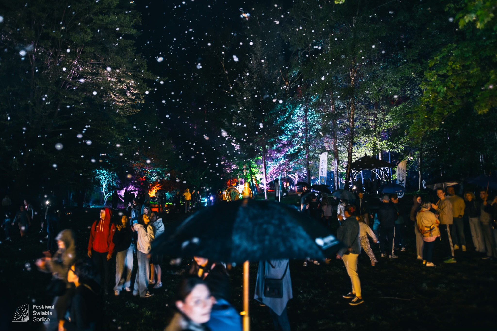 Bajkowo-bańkowa polana w Parku podczas Festiwalu Światła w Gorlicach