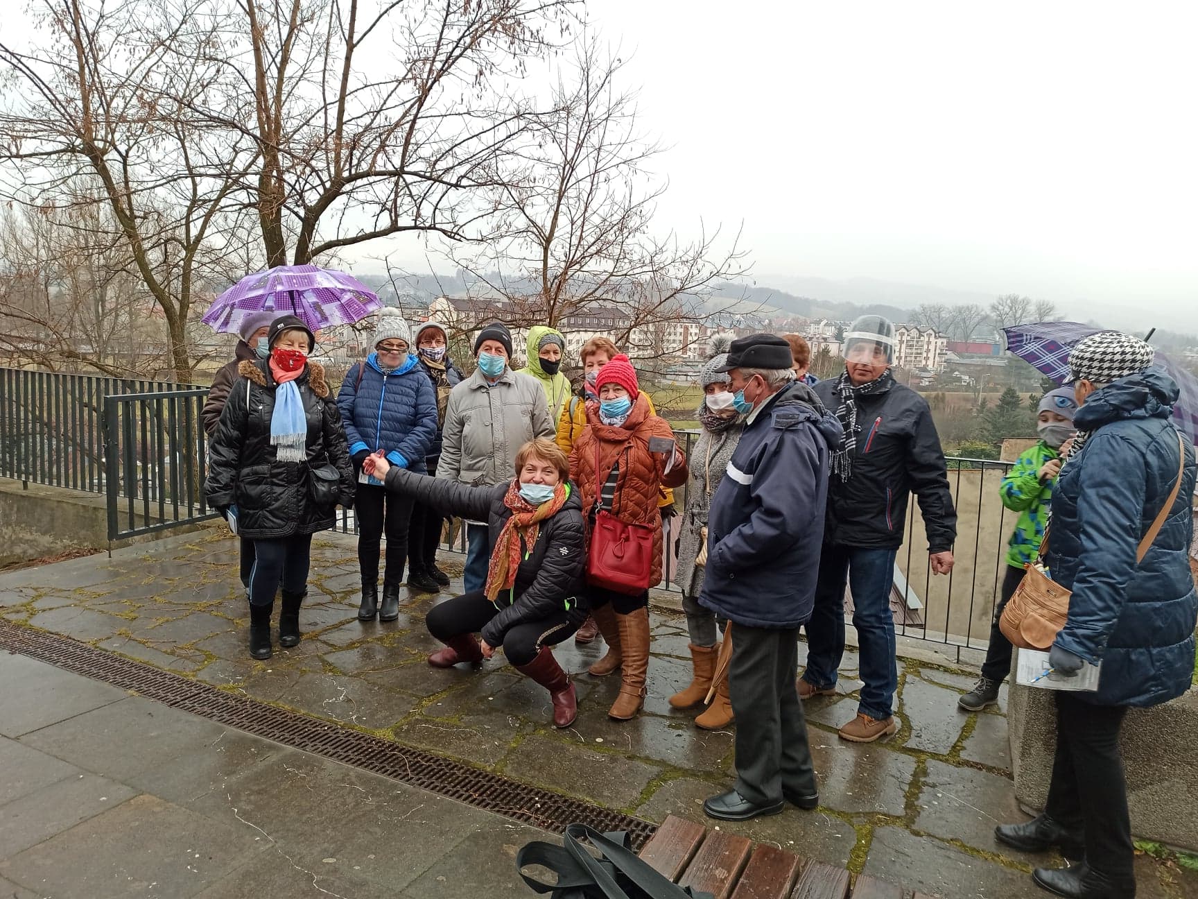 Gorliccy Seniorzy podążyli śladami  Łukasiewicza - wspólna fotografia