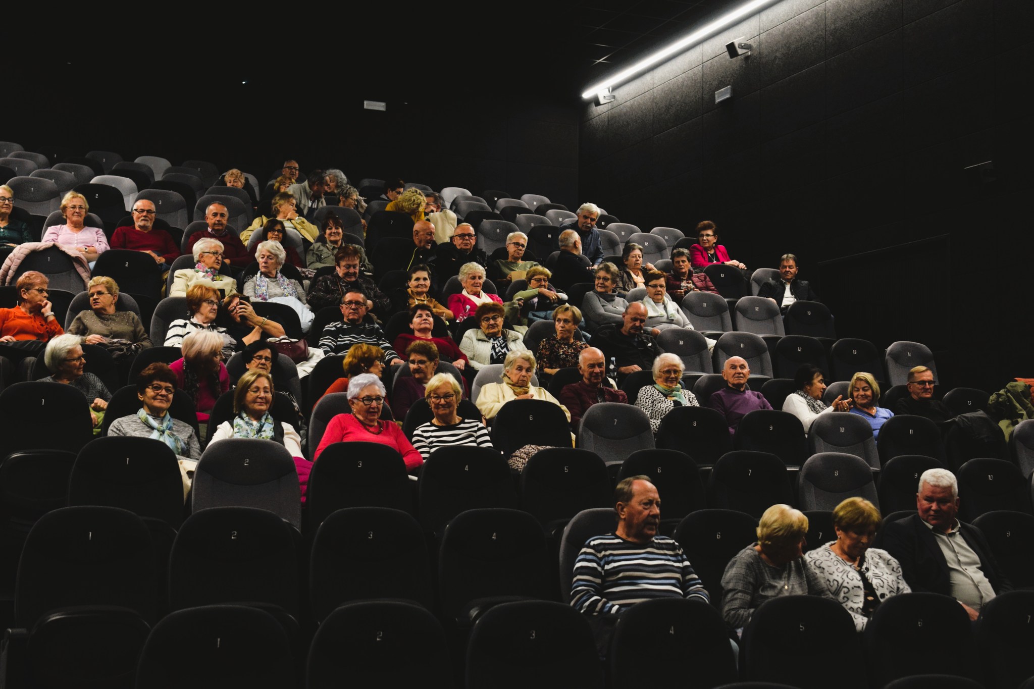 Seniorzy w kinie "Legenda" w Gorlickim Centrum Kultury