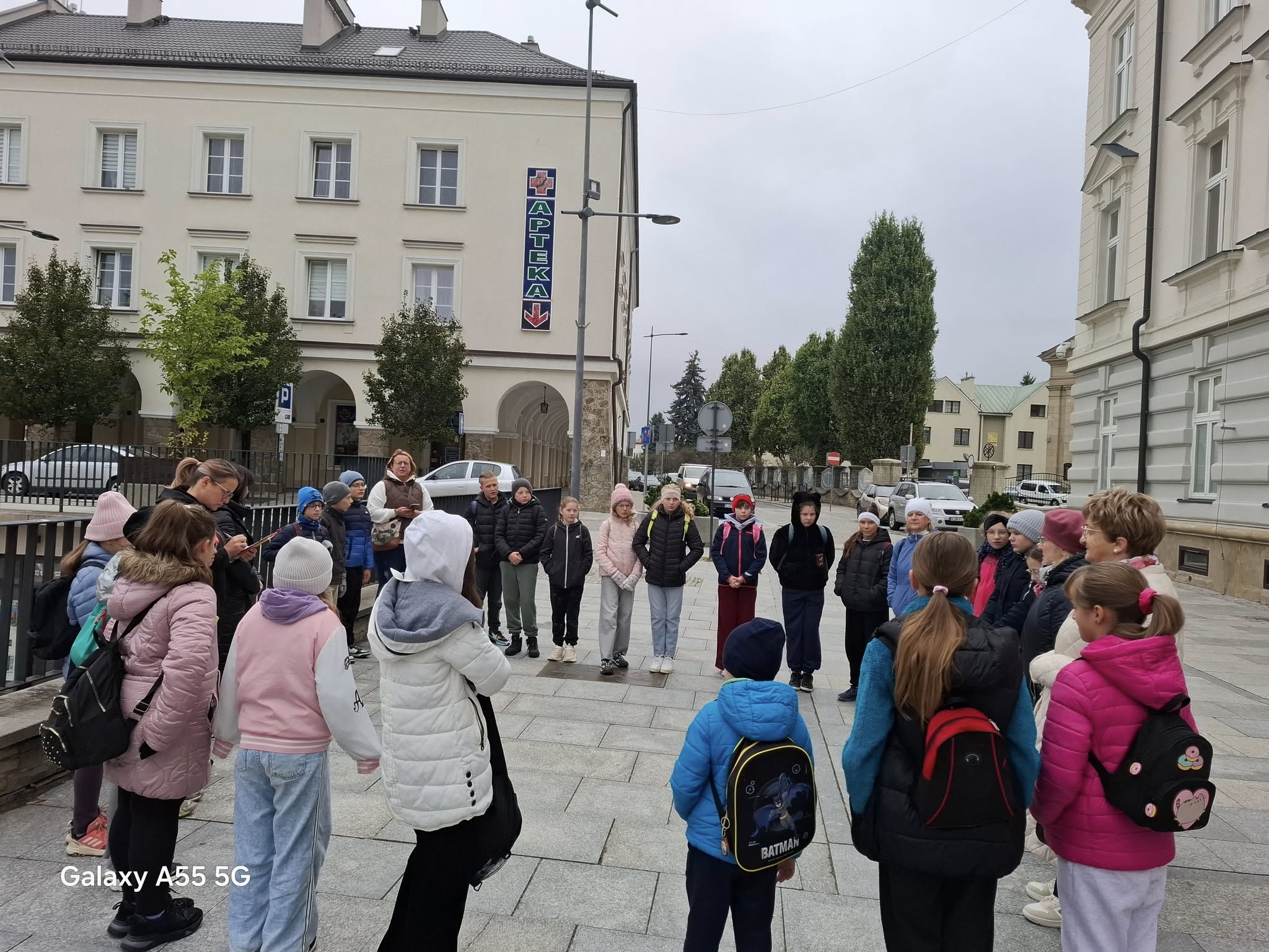 VIII Zlot Szkolnych Kół TPD „Wśród Przyjaciół" - uczestnicy pod Ratuszem Miejskim