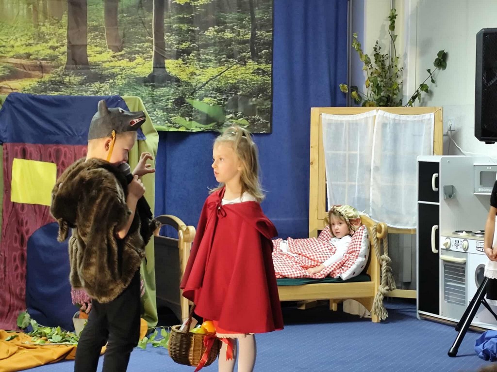 Bajka profilaktyuczna "CZerowny kapturek" w wykonaniu dzieci z Miejskiego PRzedszkola nr 5