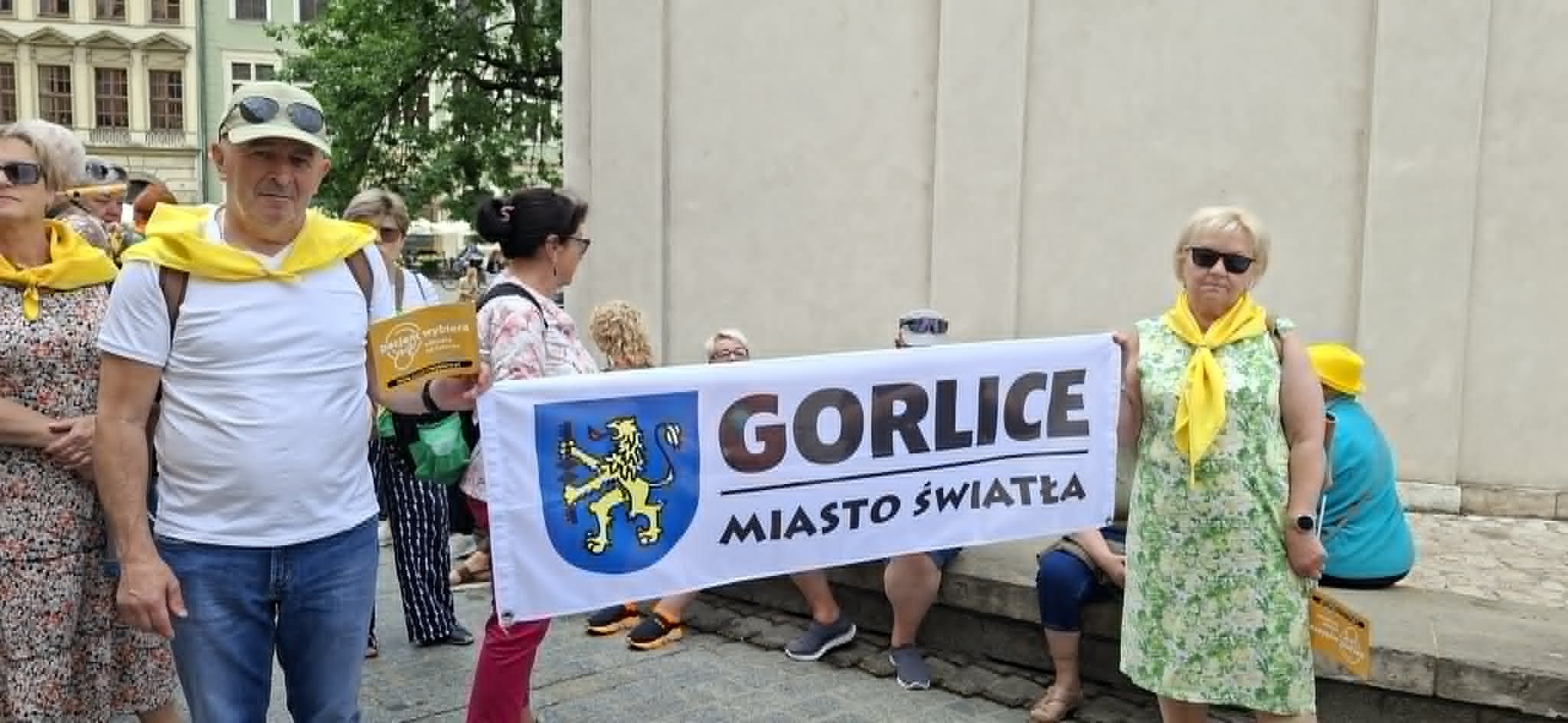 Seniorzy z flagą Miasta Światła.
