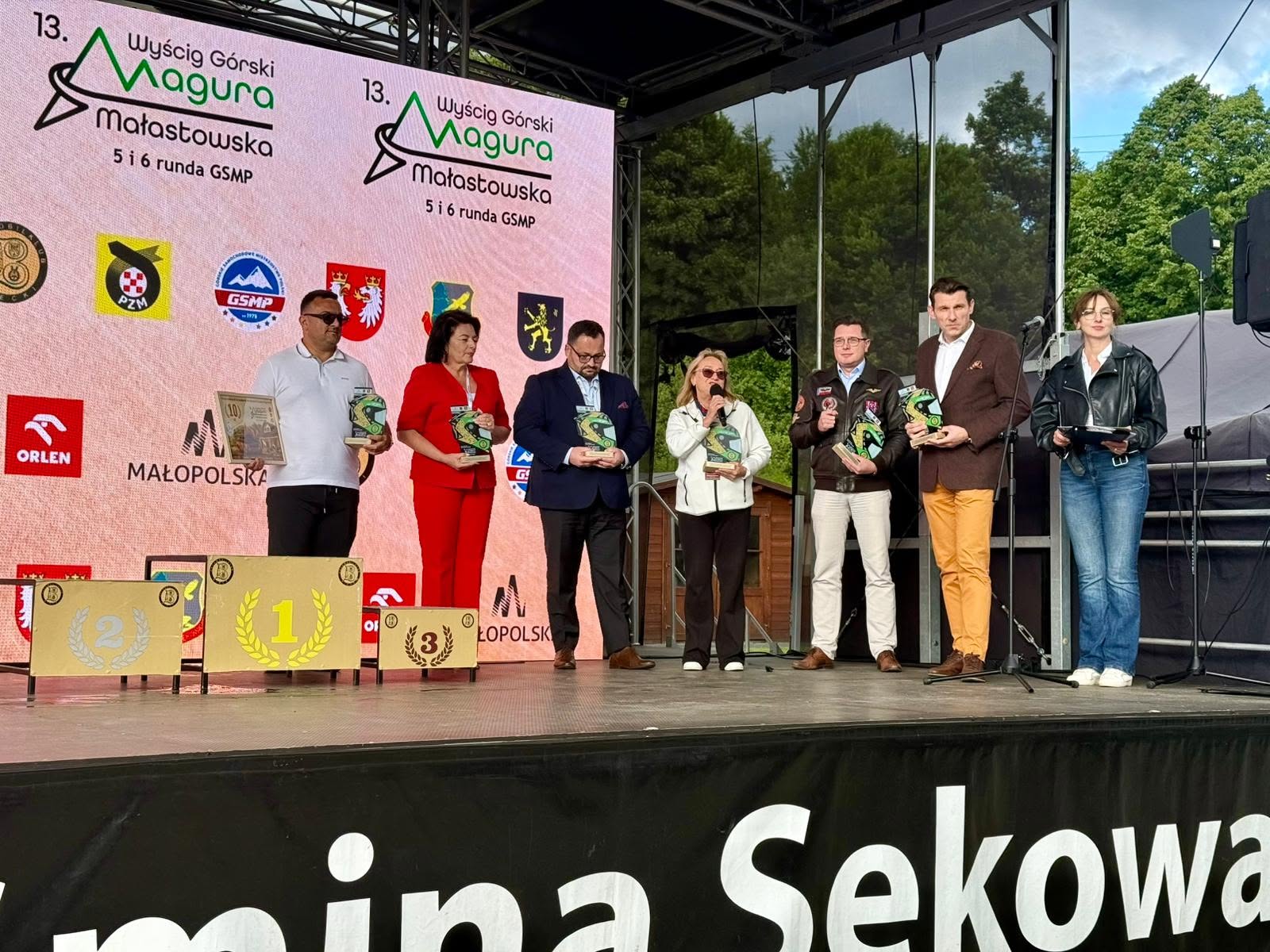Oficjele na scenie.