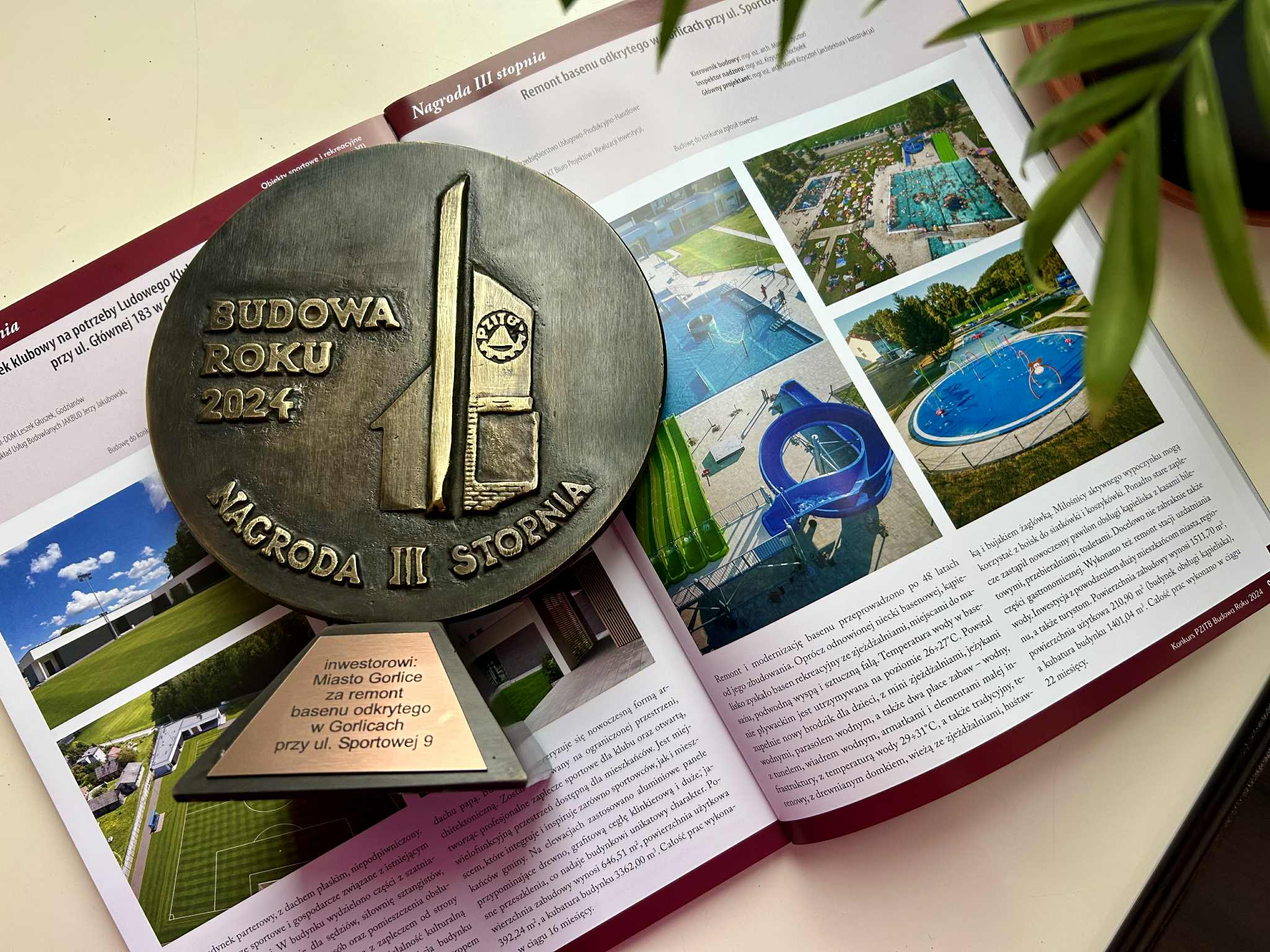 Statuetka "Budowa Roku PZITB" na otwartej gazecie promującej gorlicka inwestycję