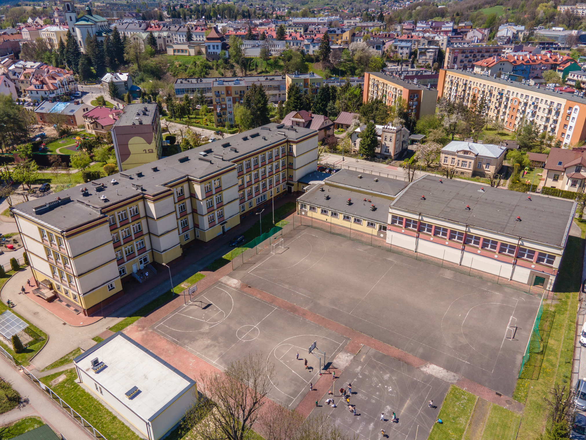  MZS nr 4 - widok na szkołę i boisko z drona 