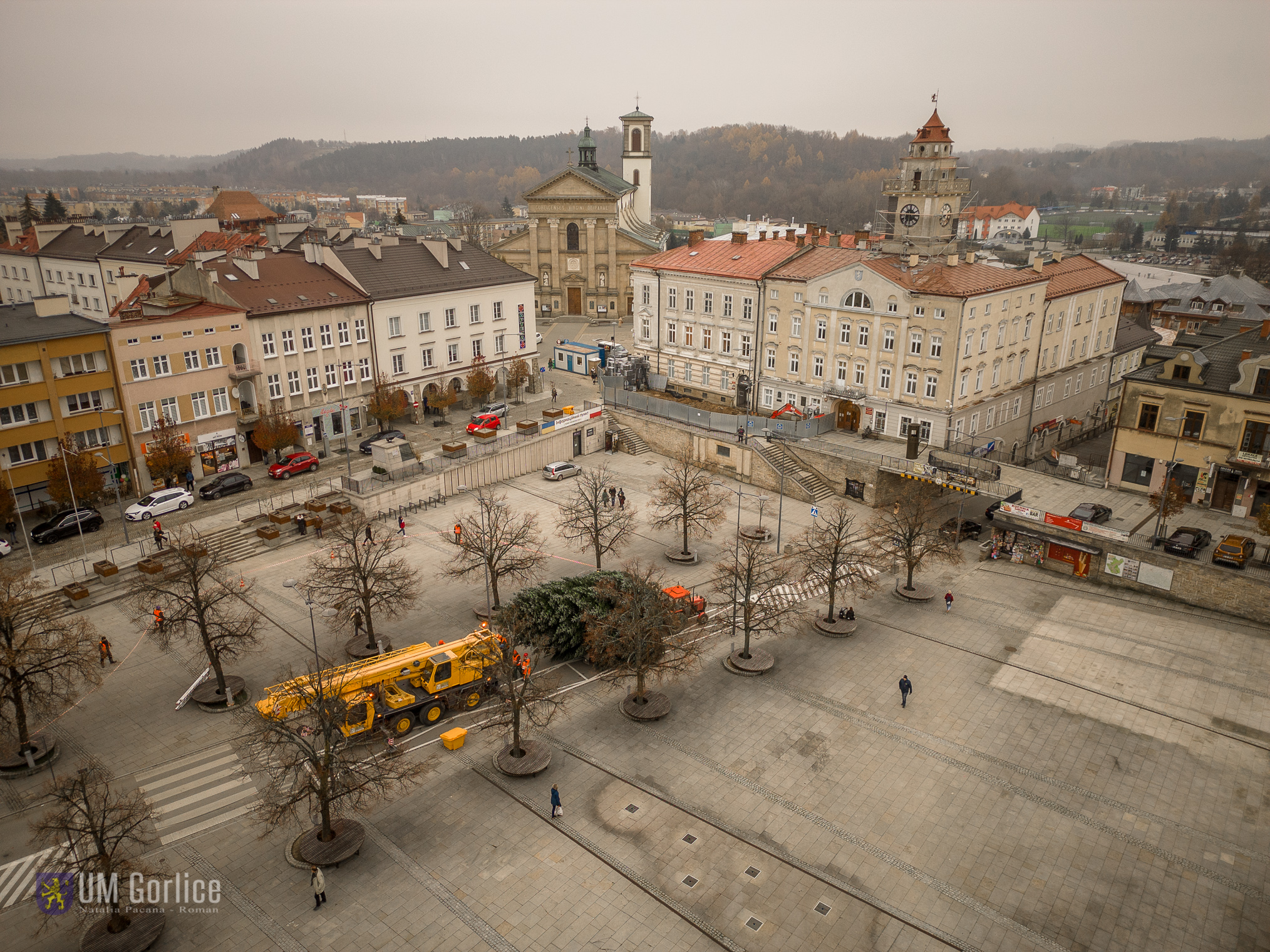 Transport choinki na gorlicki Rynek - widok z lotu ptaka