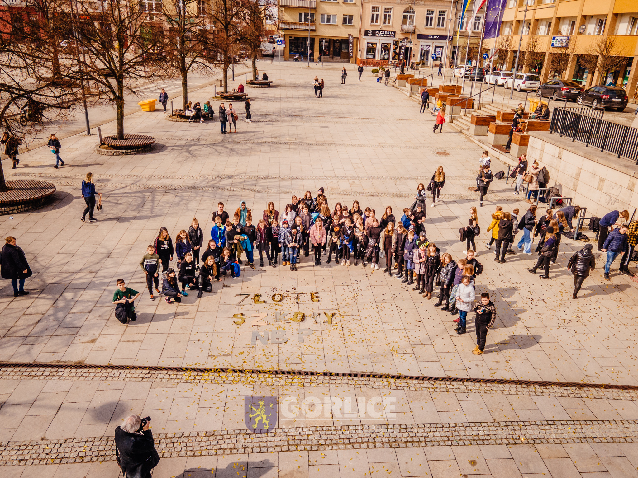 Uczniowie Miejskiego Zespołu Szkół nr 5, podczas występu na Rynku w Gorlicach