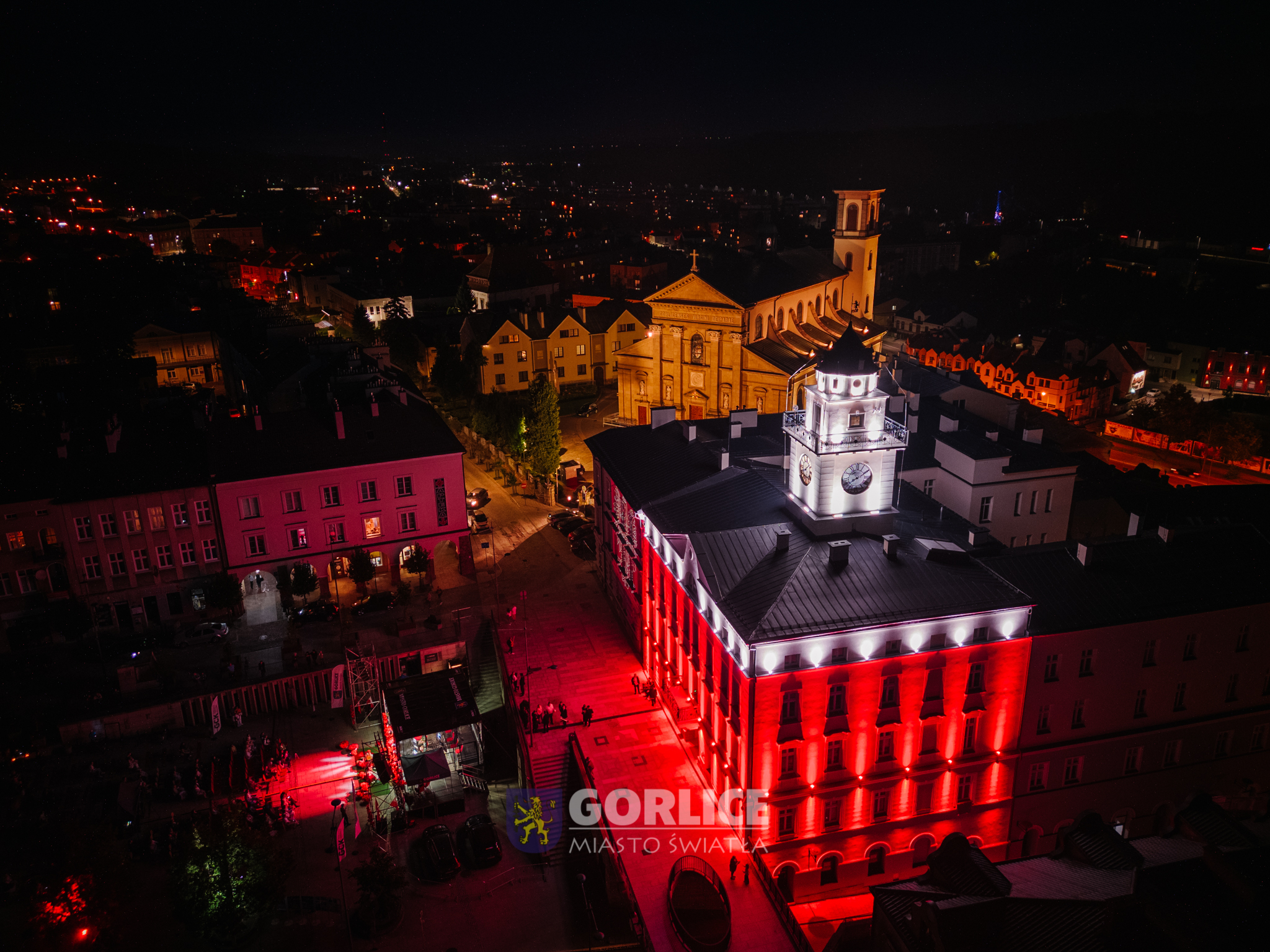 Ratusz i Rynek podświetlone na biało-czerwono  - zdjecie z drona