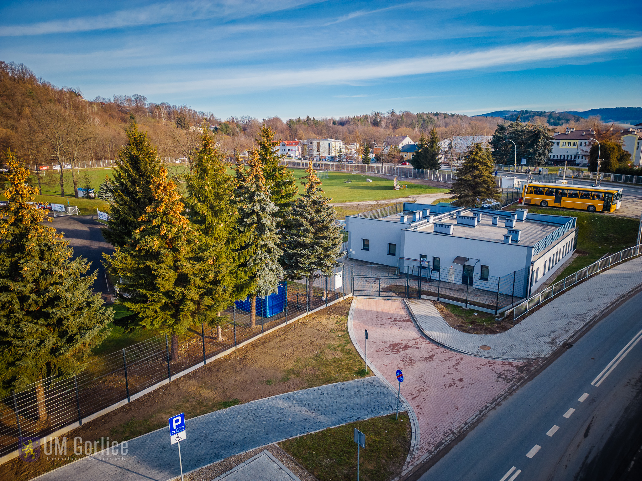 Widok z drona, na wjazd na stadion