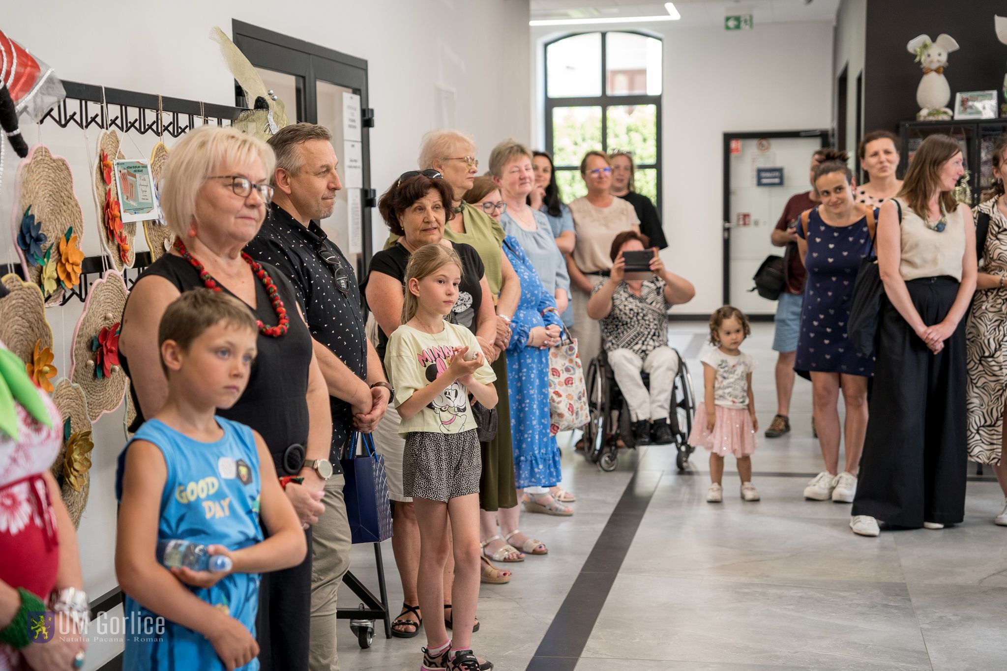 Uczestnicy wernisażu podziwiają prace.