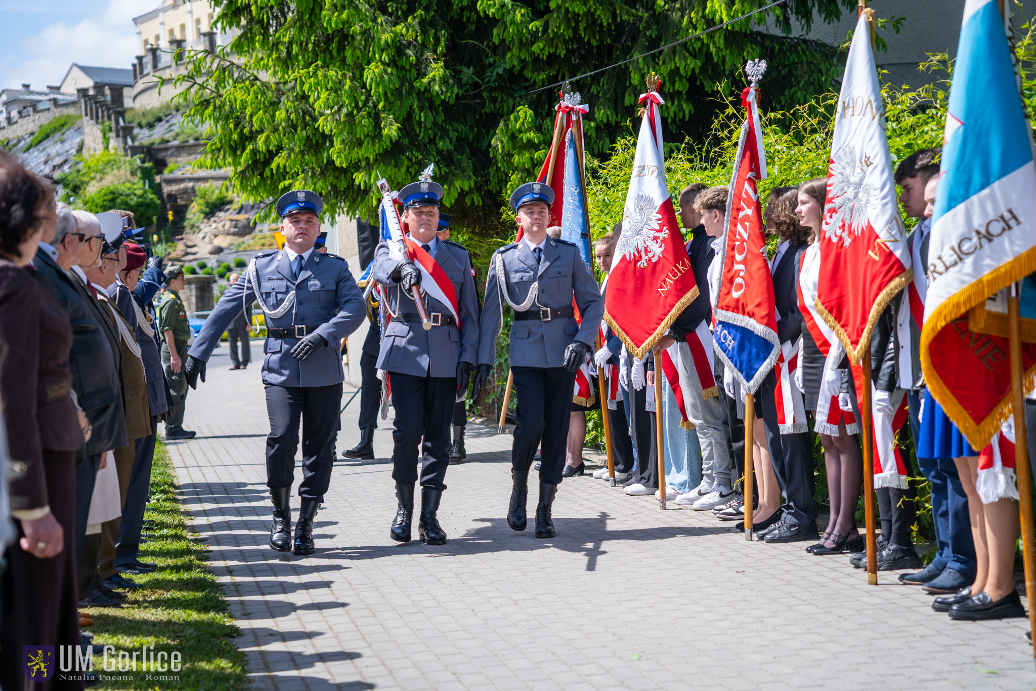 poczty sztandarowe podczas obchodów rocznicy zakończenia II wojny światowej