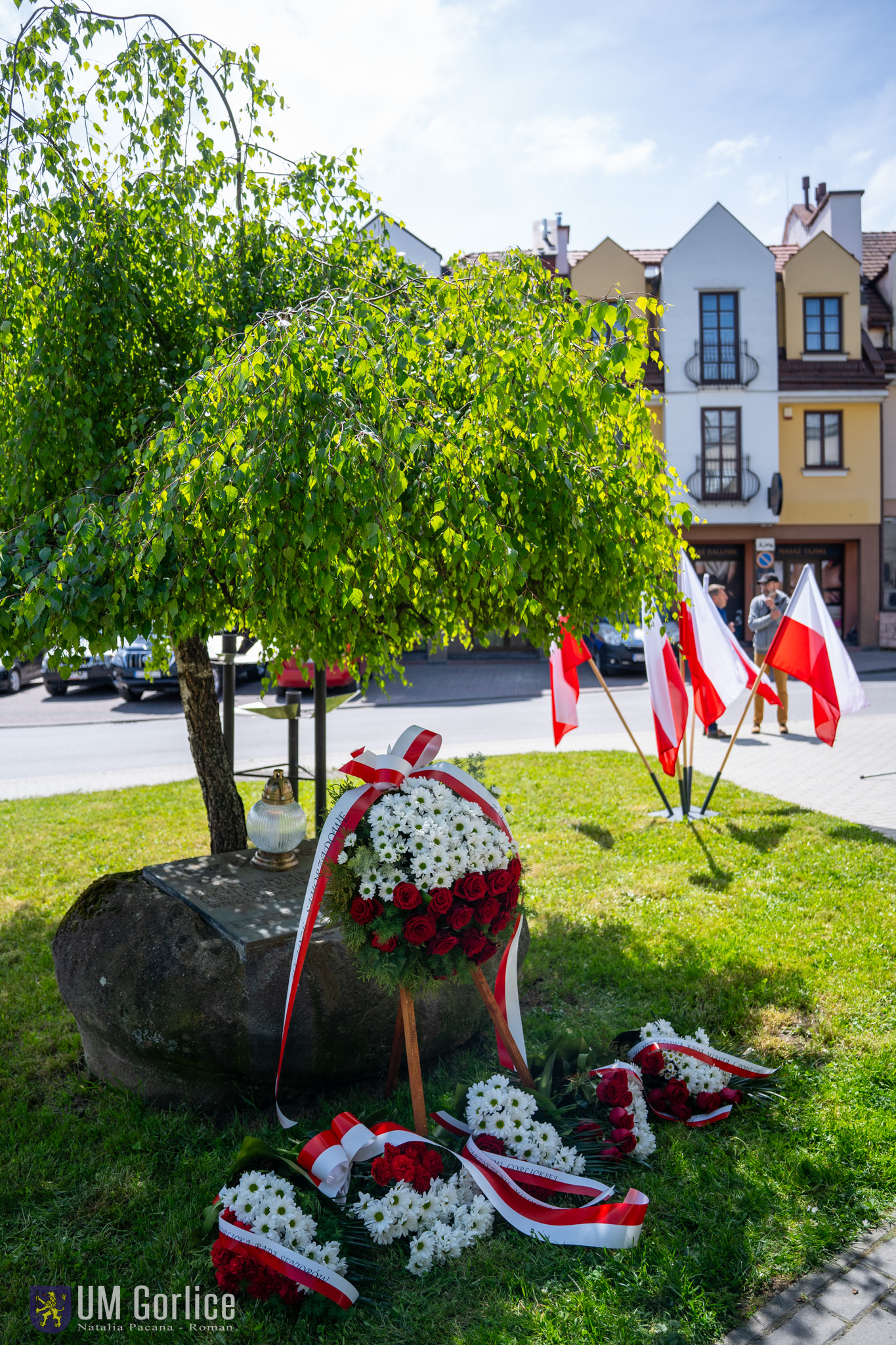 wiązanki złozone w miejscu pamięci z okazji rocznicy zakończenia II wojny światowej