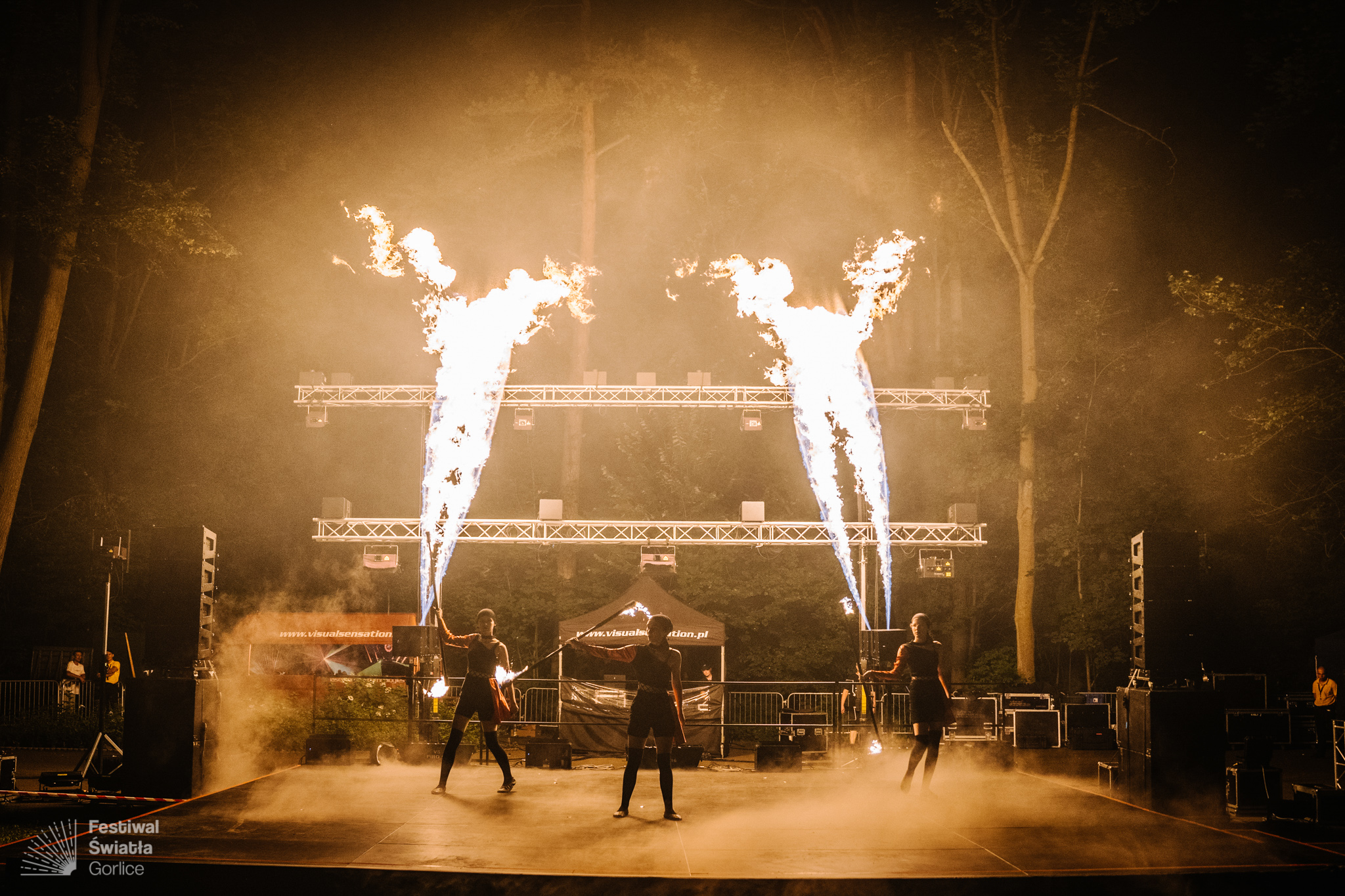 Spektakl "Moc Żywiołów" w wykonaniu Teatru Eksperymentalnego ERGO podczas Festiwalu Światła w Gorlicach