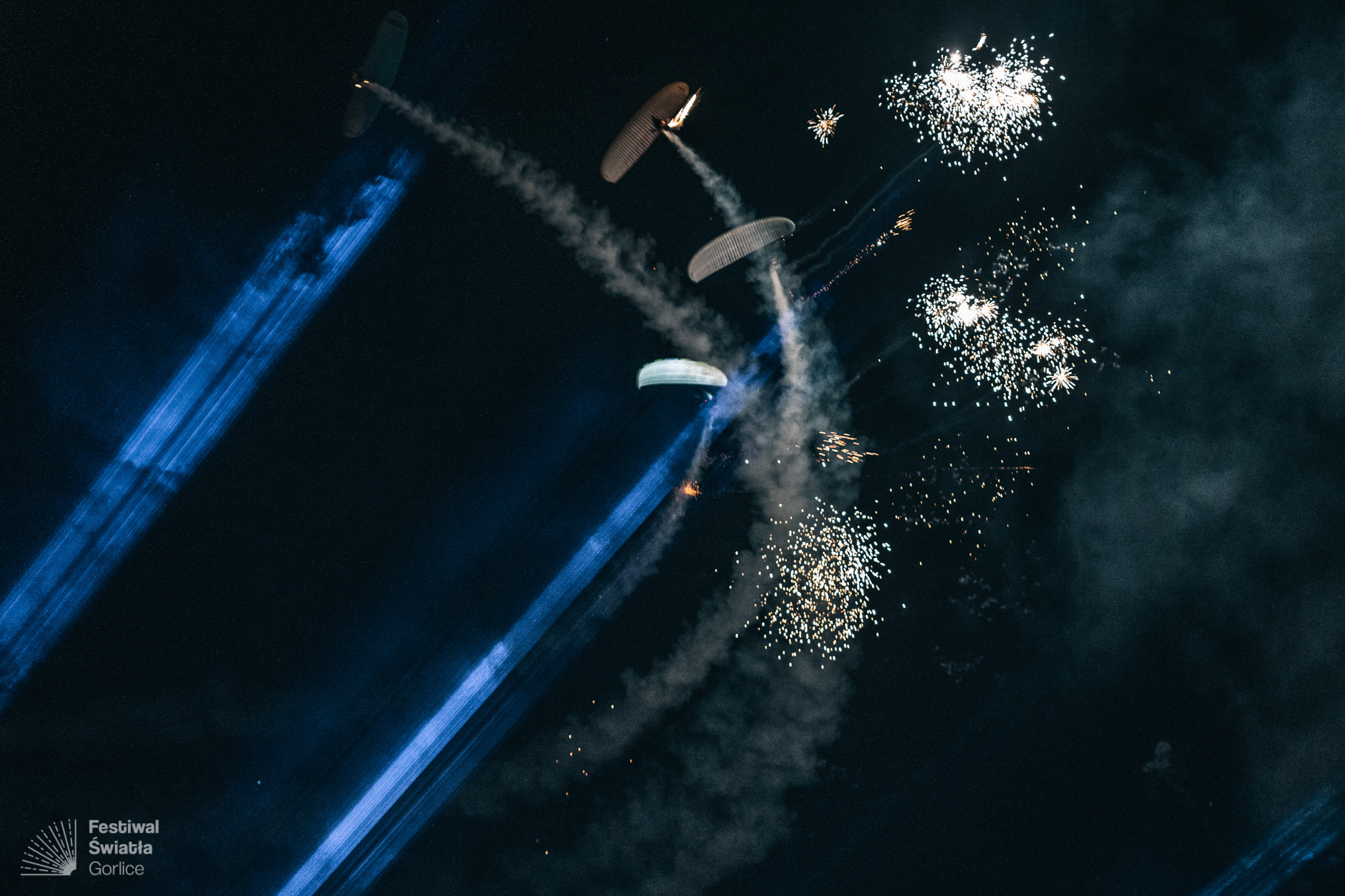 pokaz lotniczy Flying Dragons Team podczas Festiwalu Światła w Gorlicach