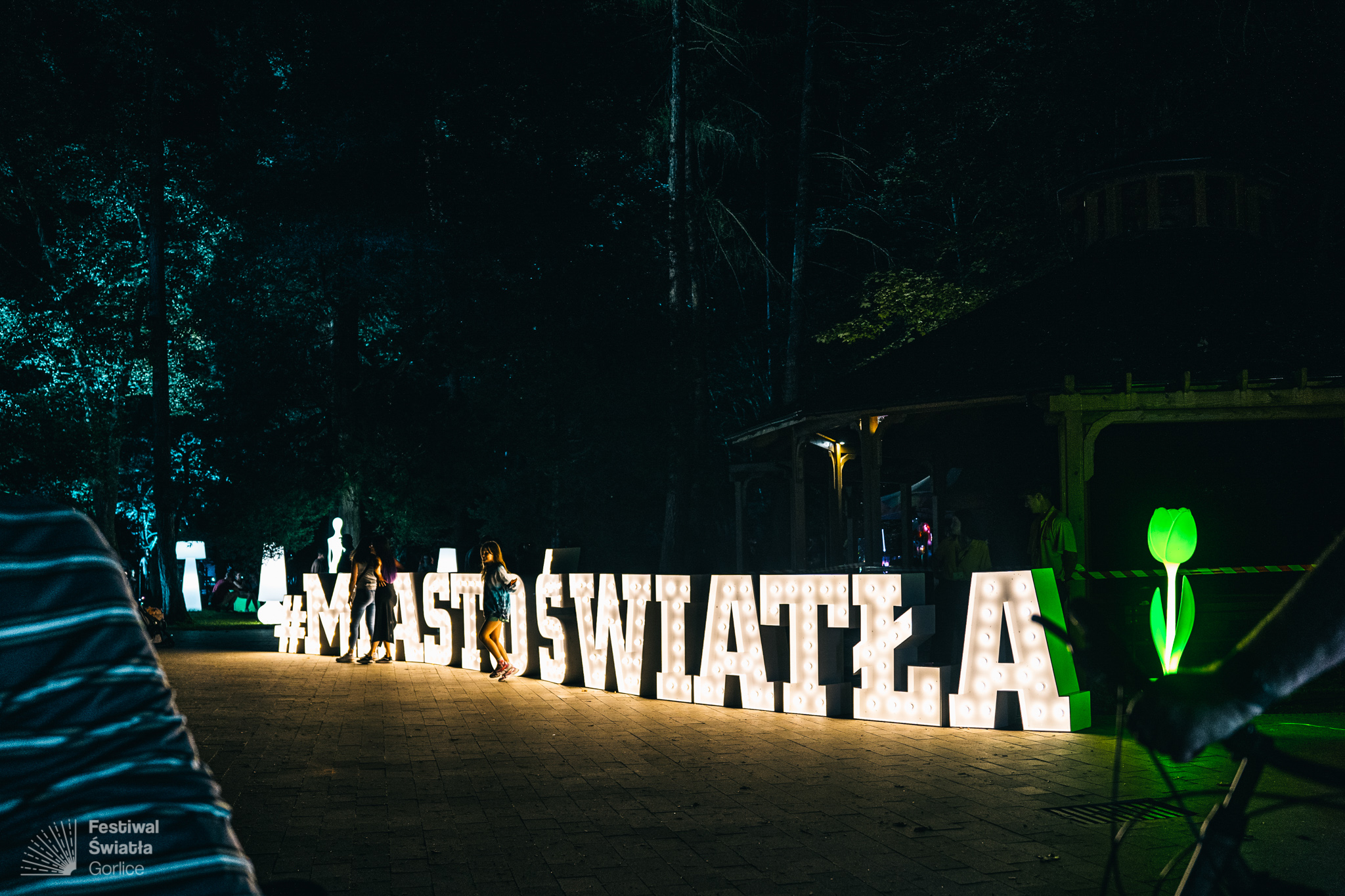 napis świetlny w alei światła podczas Festiwalu Światła w Gorlicach