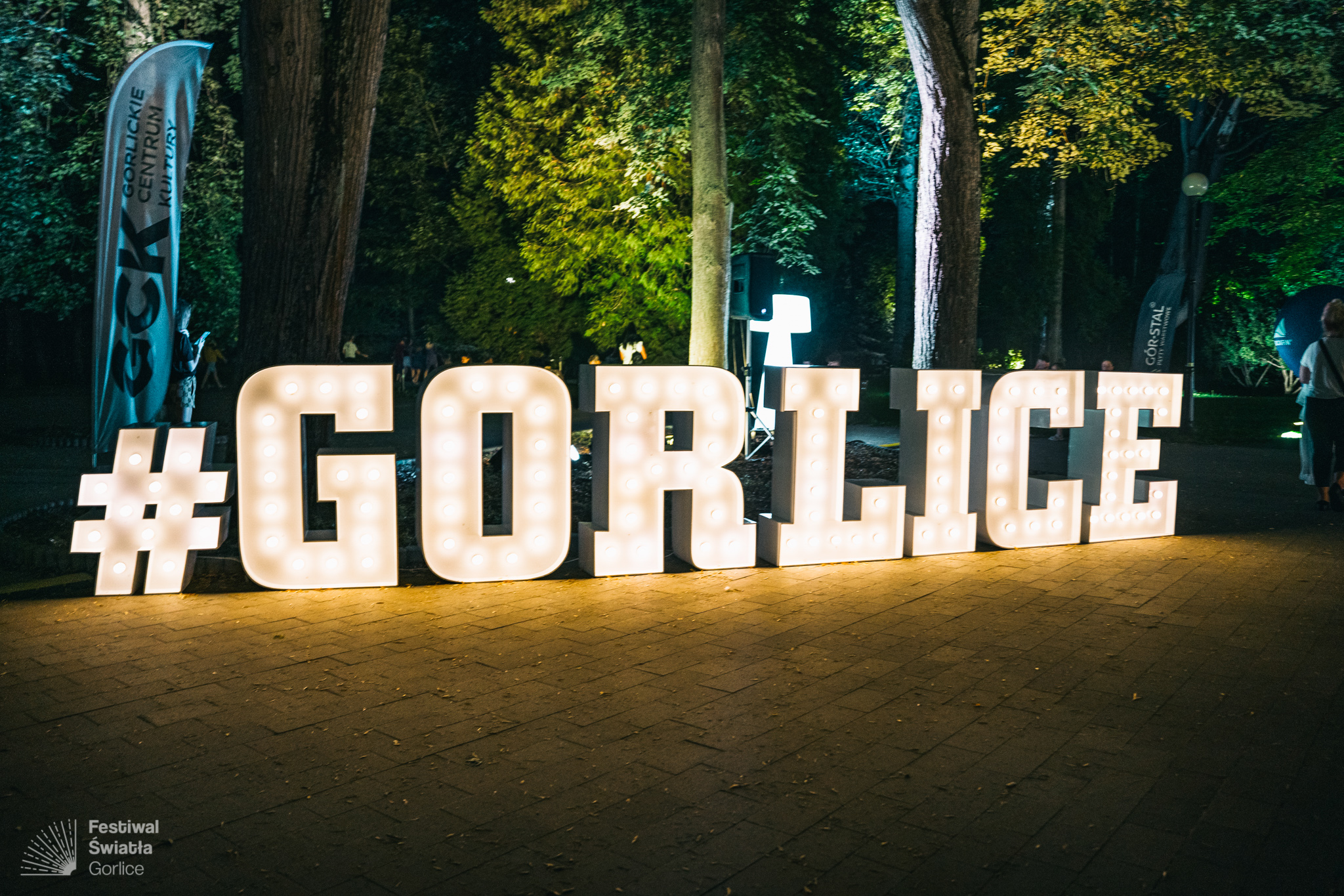napis świetlny w alei światła podczas Festiwalu Światła w Gorlicach