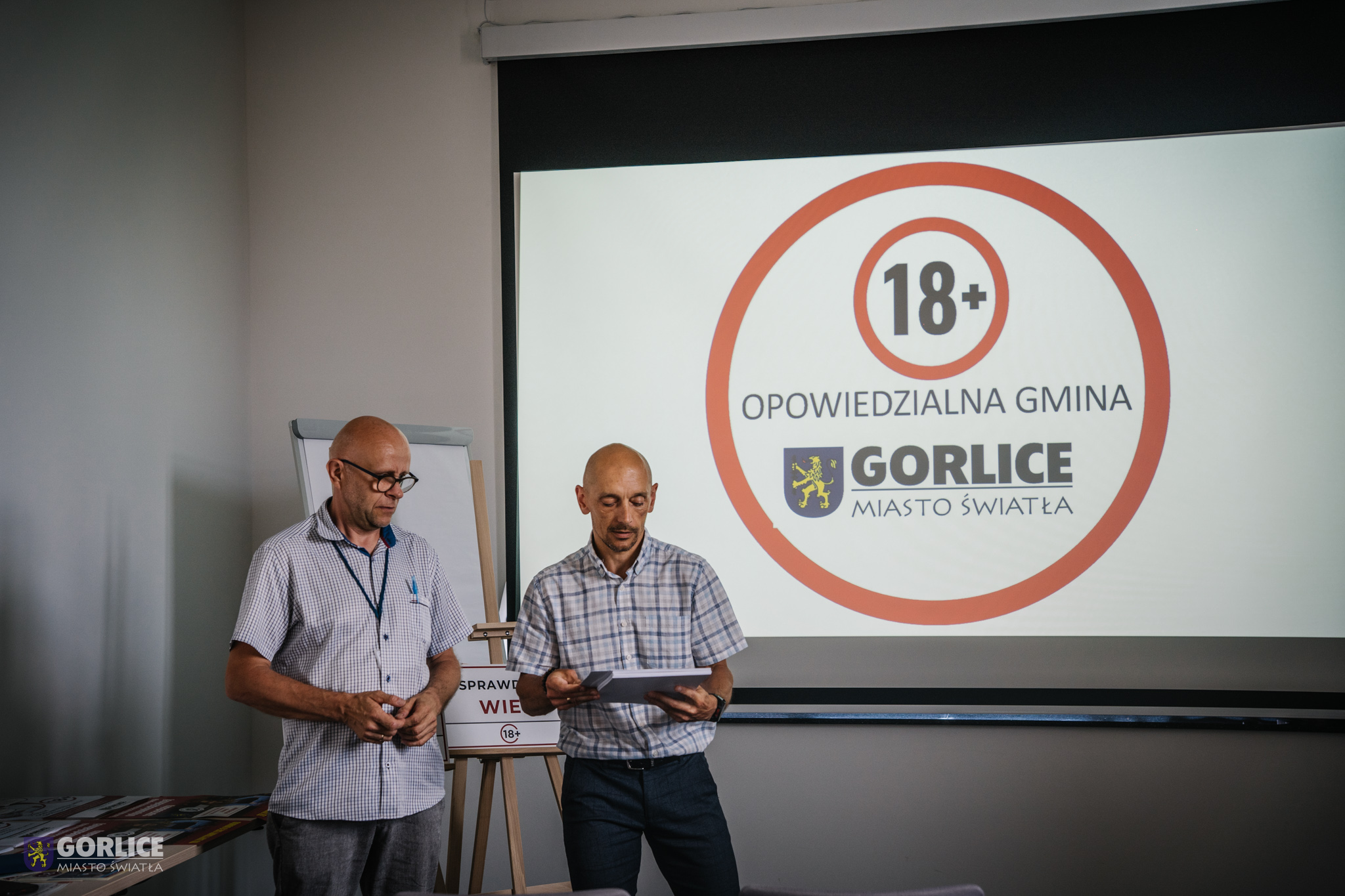Od lewej: inspektor w Wydziale Spraw Społecznych Urzędu Miejskiego w Gorlicach Piotr Gajda oraz Kierownik Wydziału Spraw Społecznych Wojciech Zapłata na szkoleniu