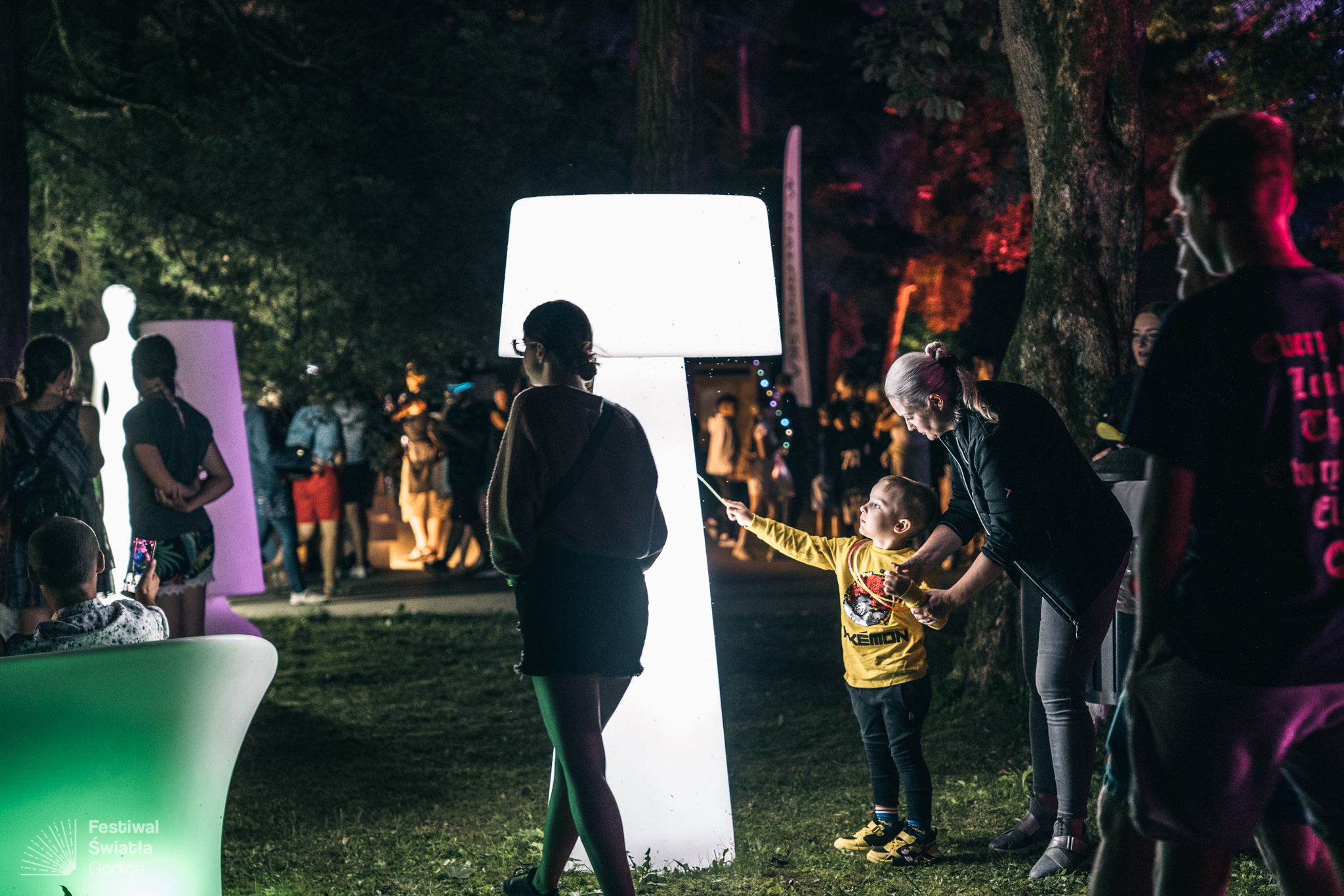 świetlne meble w alei światła podczas Festiwalu Światła w Gorlicach